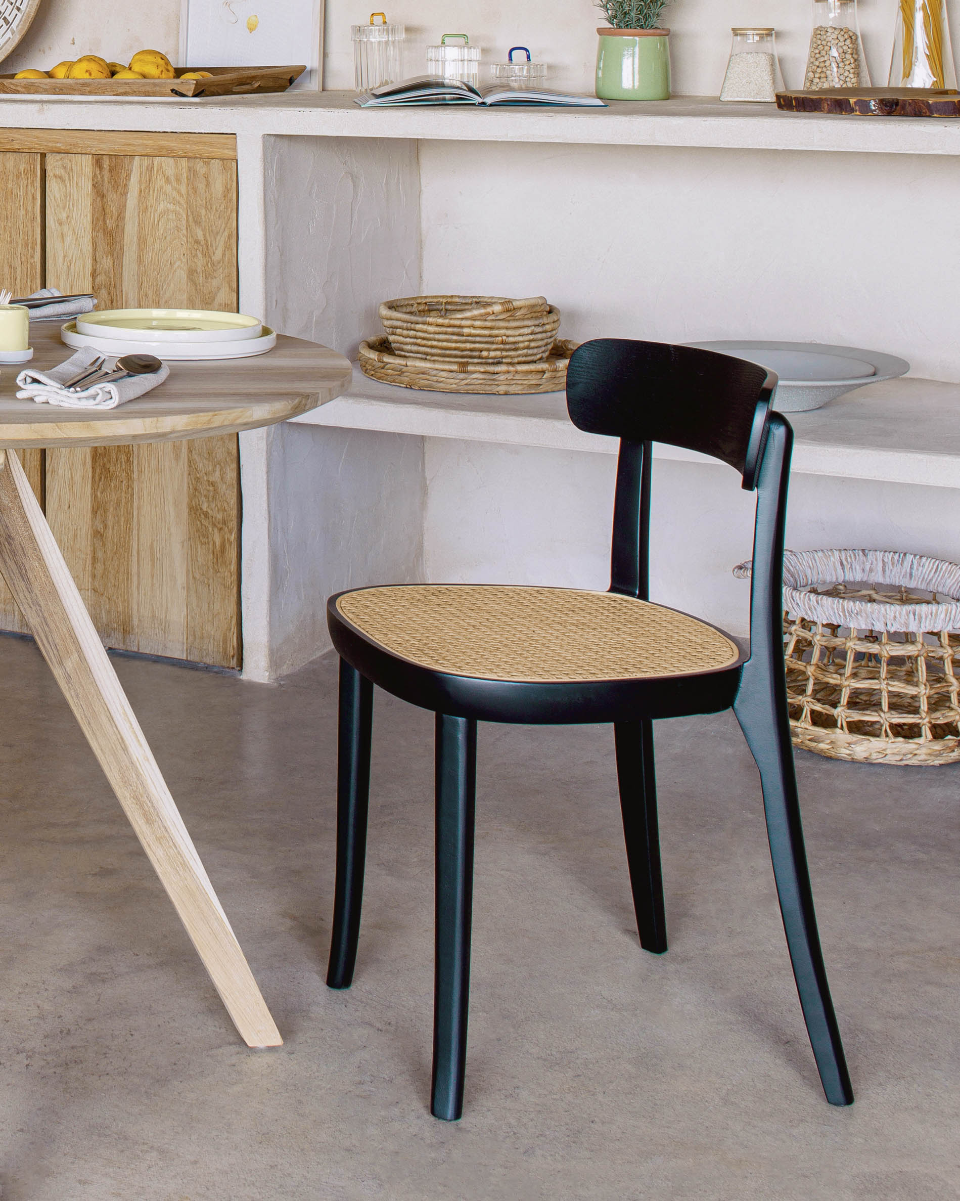 Romane chair in solid beech with black finish, ash veneer and rattan - Lifestyle