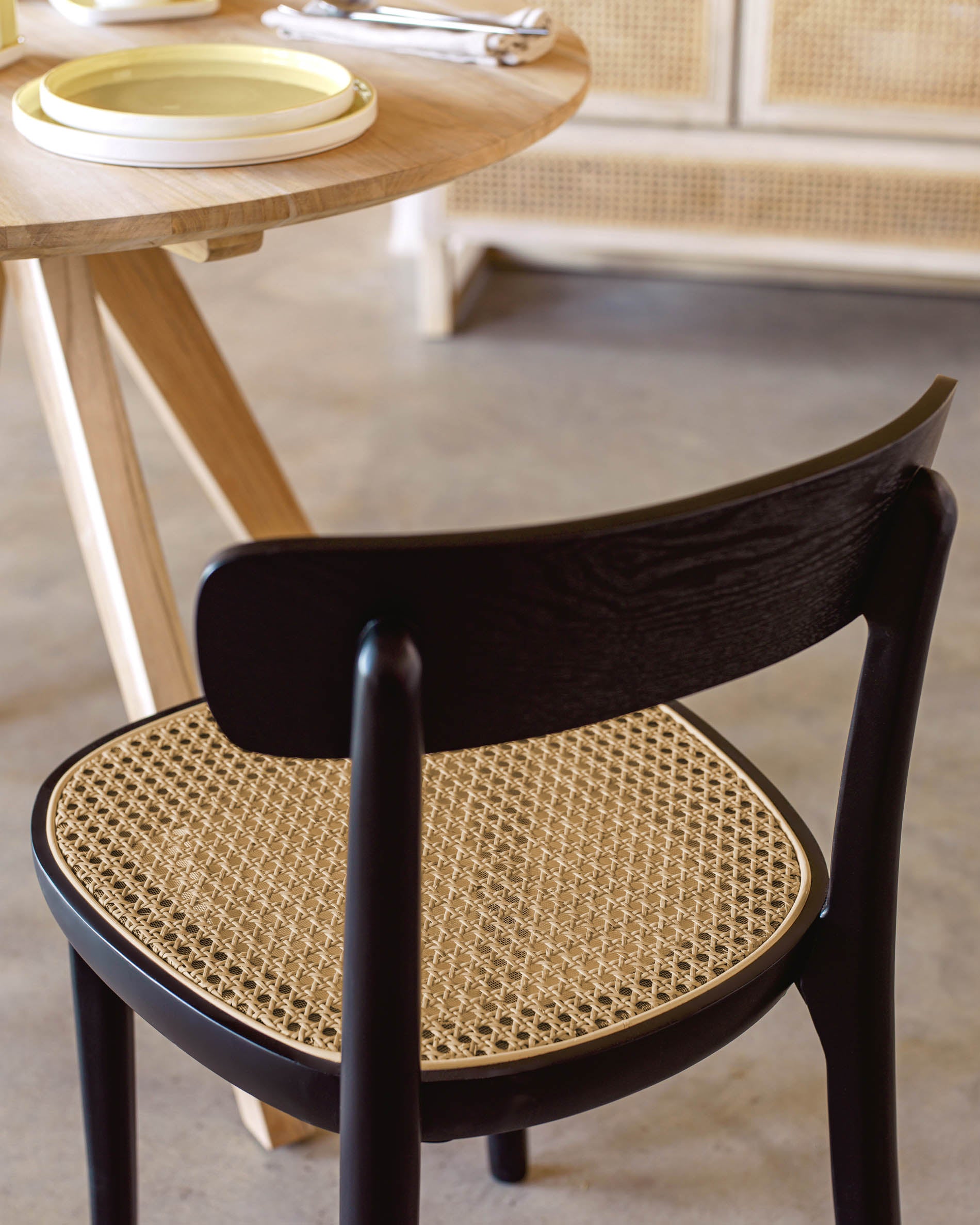 Romane chair in solid beech with black finish, ash veneer and rattan - Lifestyle