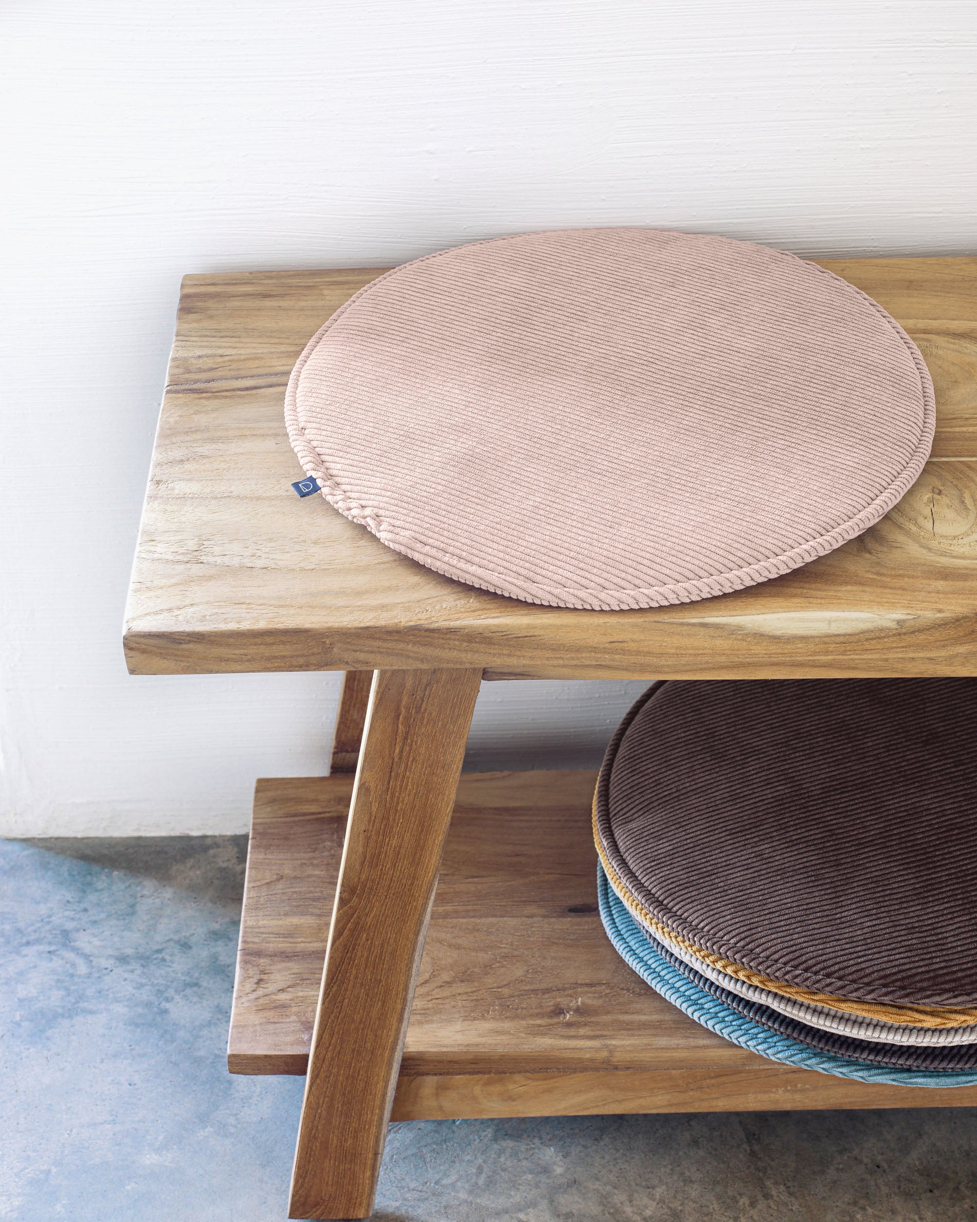 Sora round corduroy chair cushion in pink, 35 cm - Lifestyle
