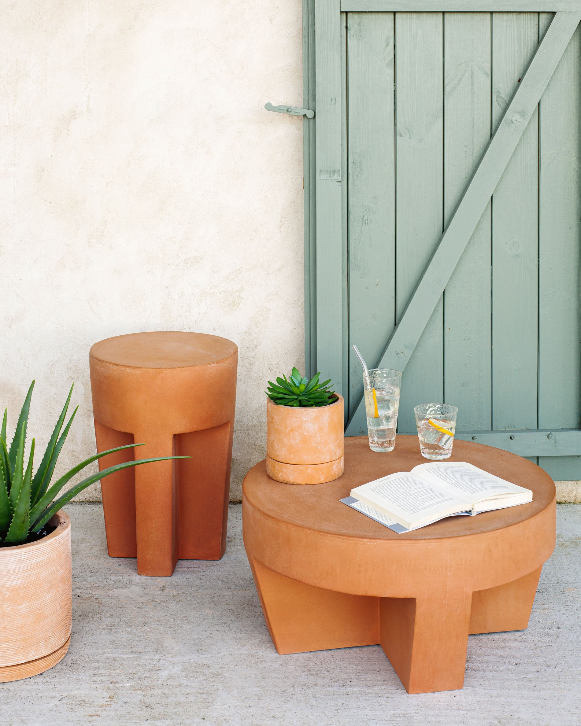 Vilena round outdoor terracotta coffee table, Ø 60 cm - Lifestyle