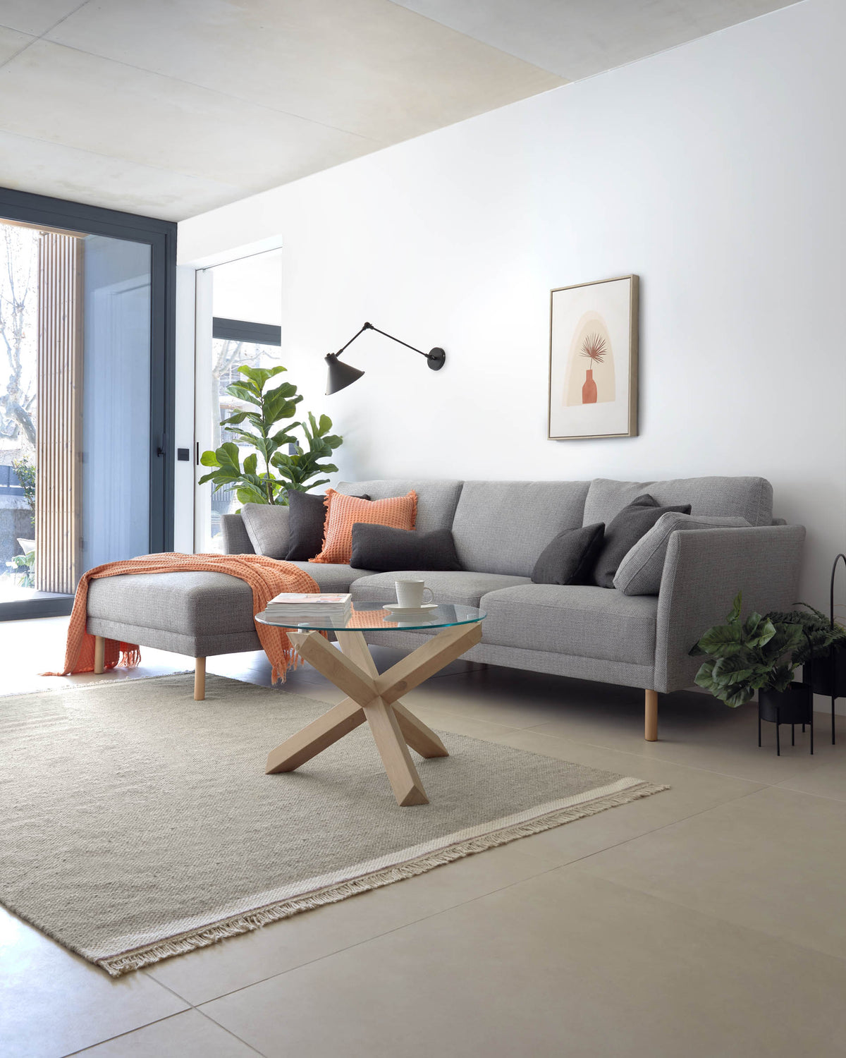 Lotus glass top coffee table with solid oak wood legs, Ø 65 cm - Lifestyle