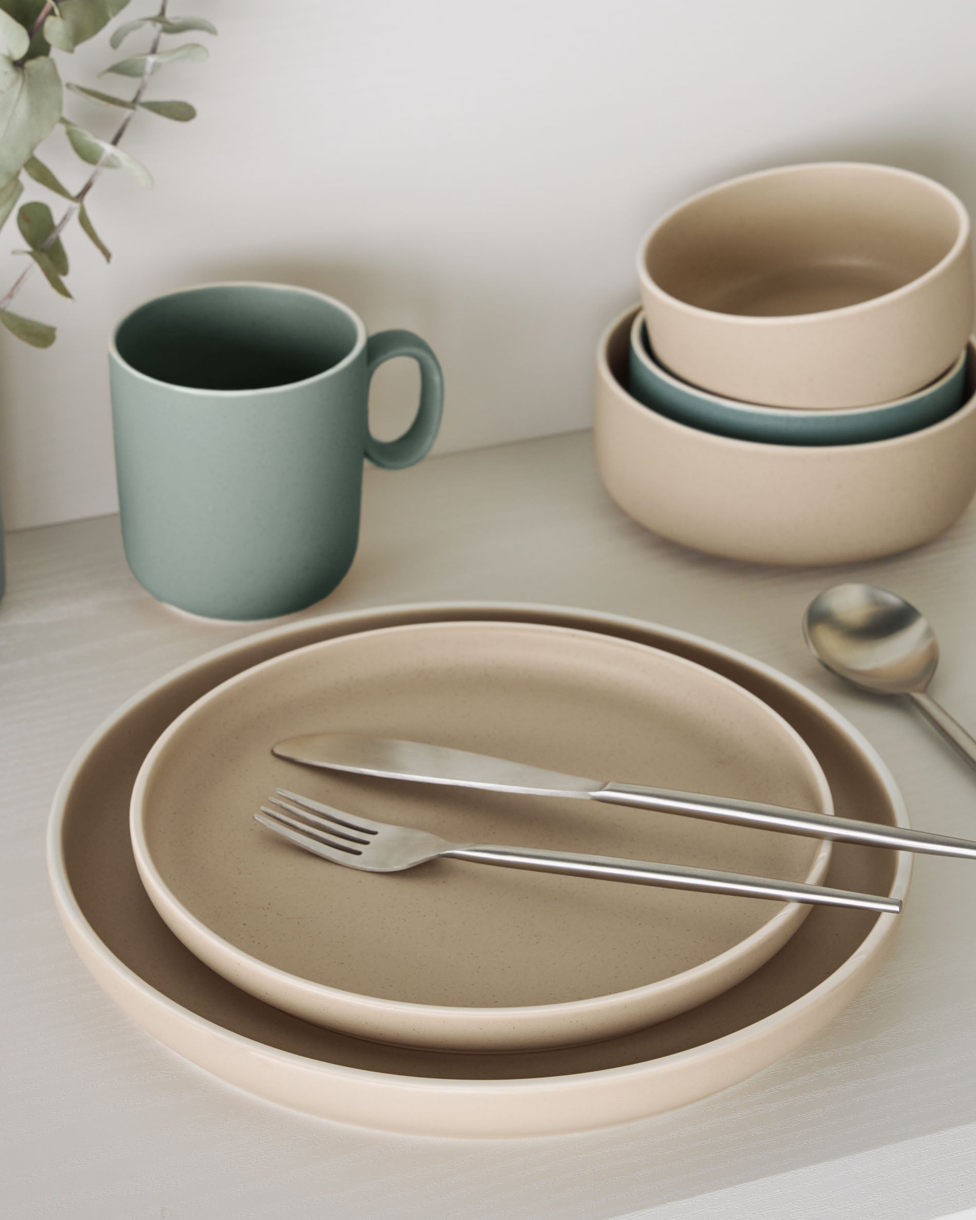 Crisps rounded handle 16-piece silvery cutlery set - Lifestyle