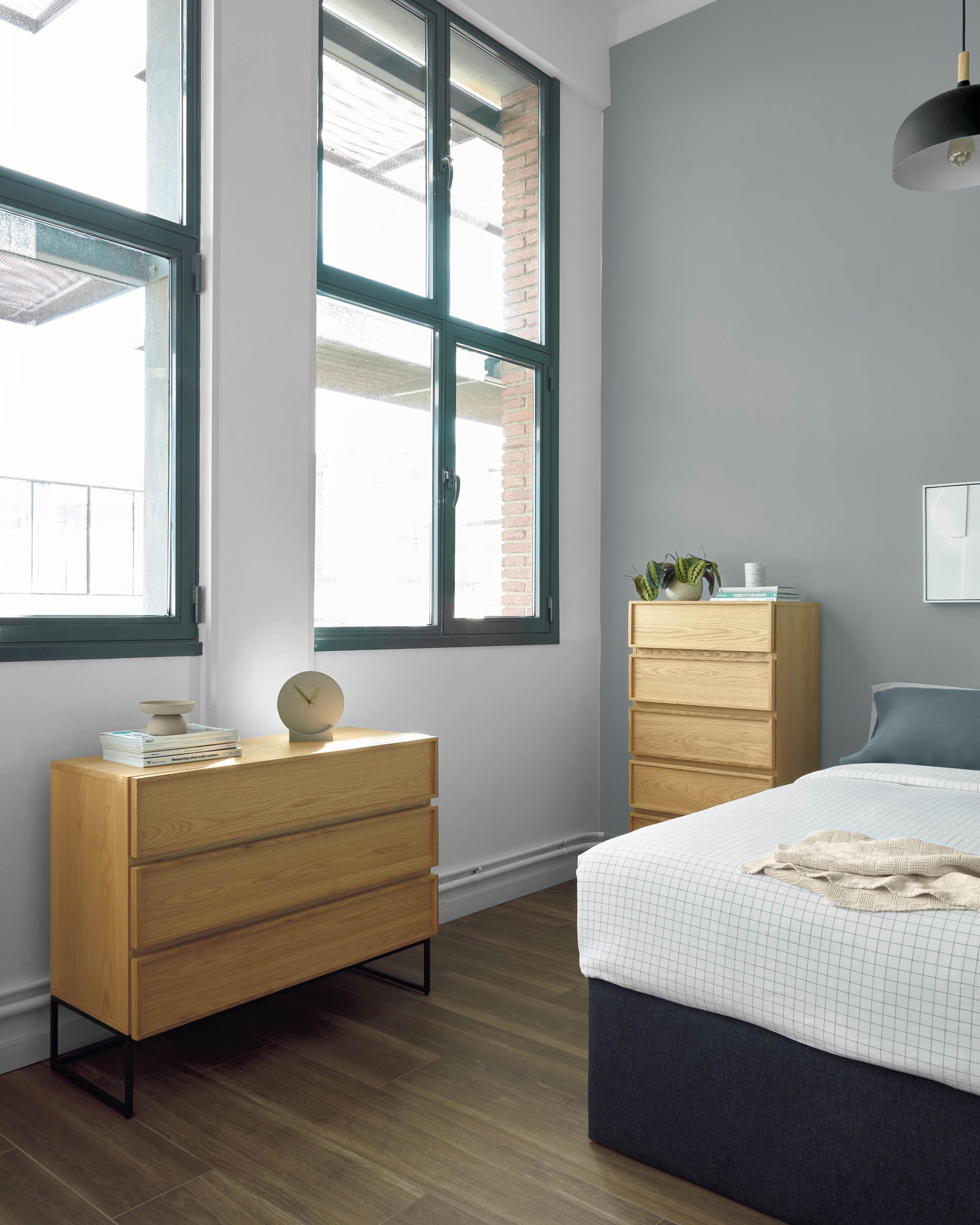 Taiana chest of drawers with oak veneer and steel frame with black finish 100 x 78 cm - Lifestyle
