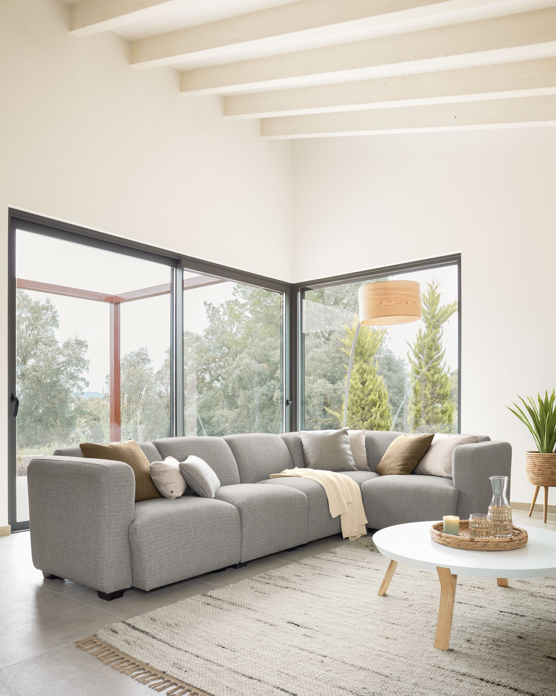 White and ash Dilos coffee table Ø 90 cm - Lifestyle