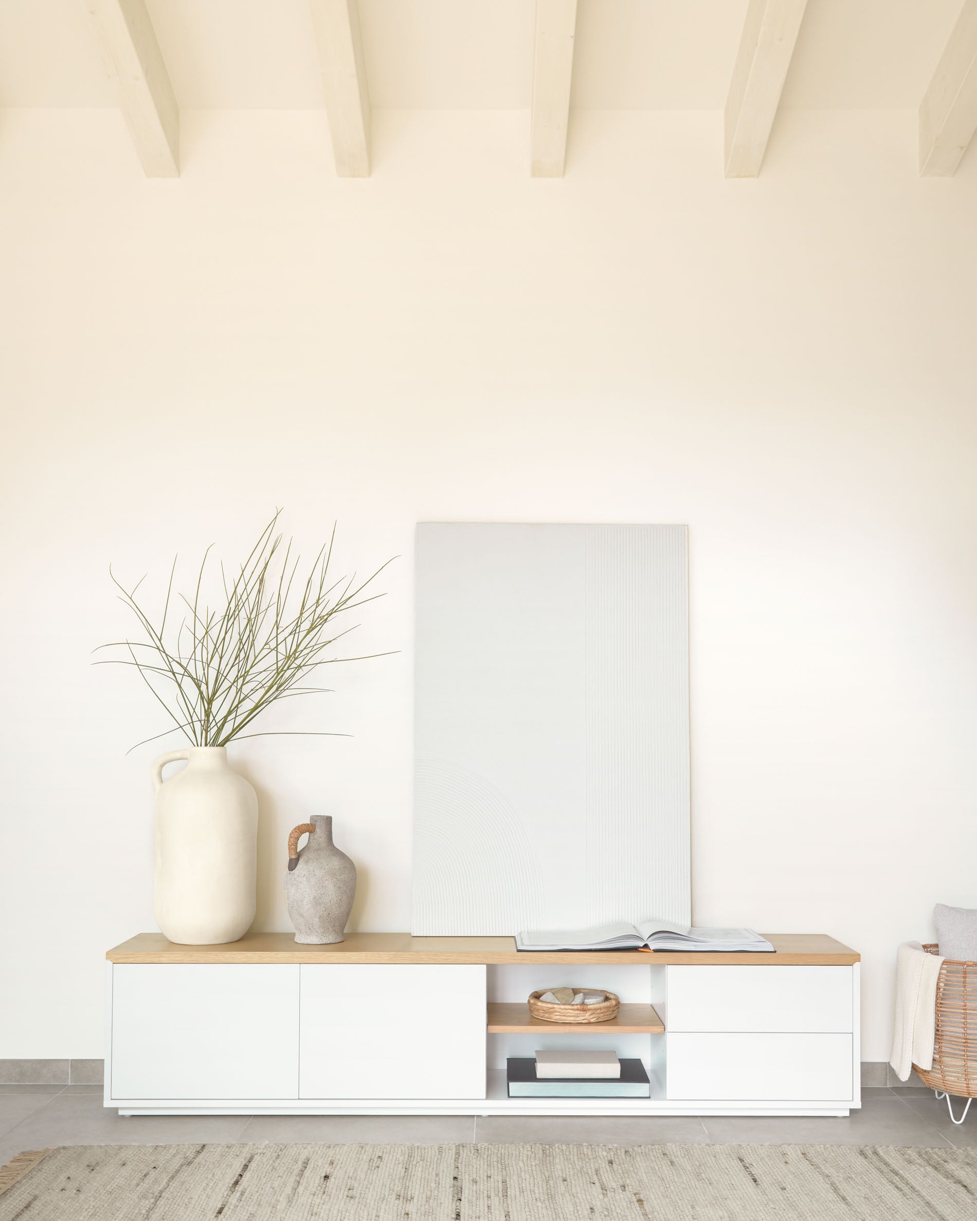 Abilen oak wood veneer TV stand with 2 doora and 2 drawers in white lacquer, 200 x 44 cm FSC 100% - Lifestyle