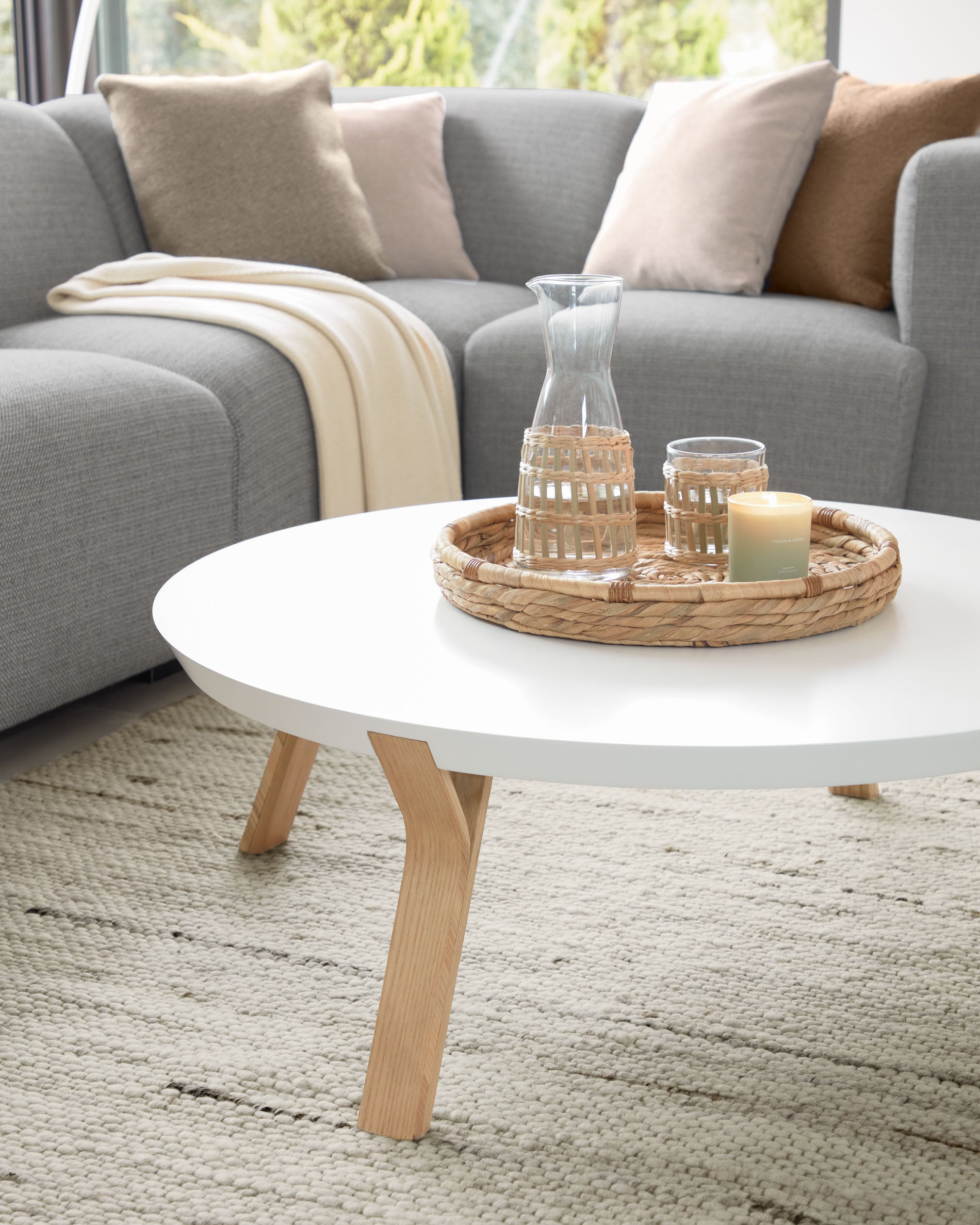 White and ash Dilos coffee table Ø 90 cm - Lifestyle