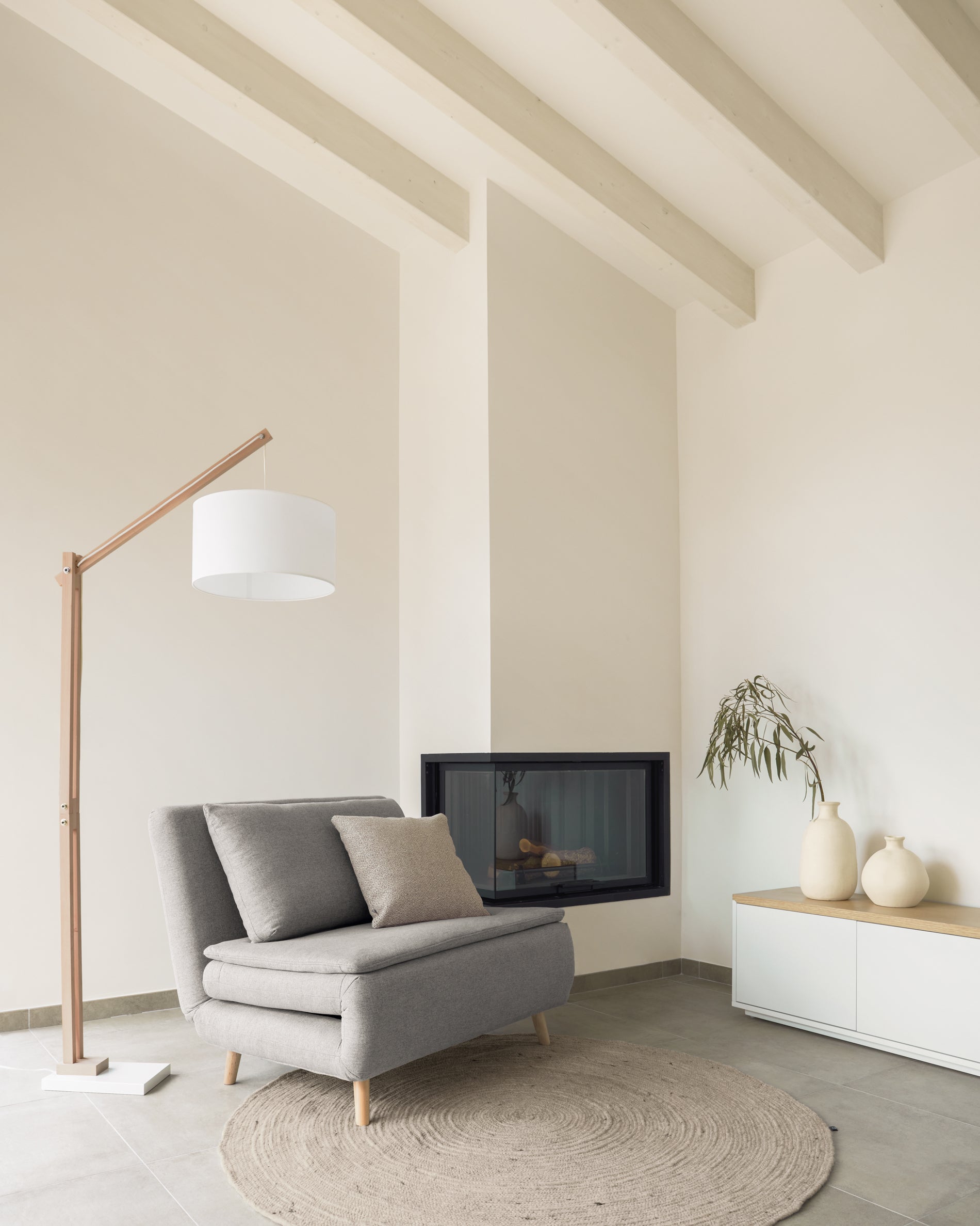 Riaz floor lamp in beech wood with white lampshade - Lifestyle