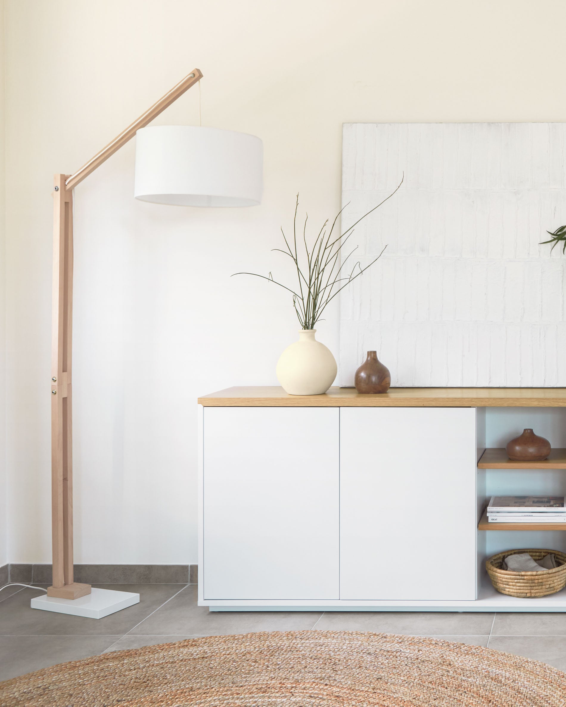 Riaz floor lamp in beech wood with white lampshade - Lifestyle