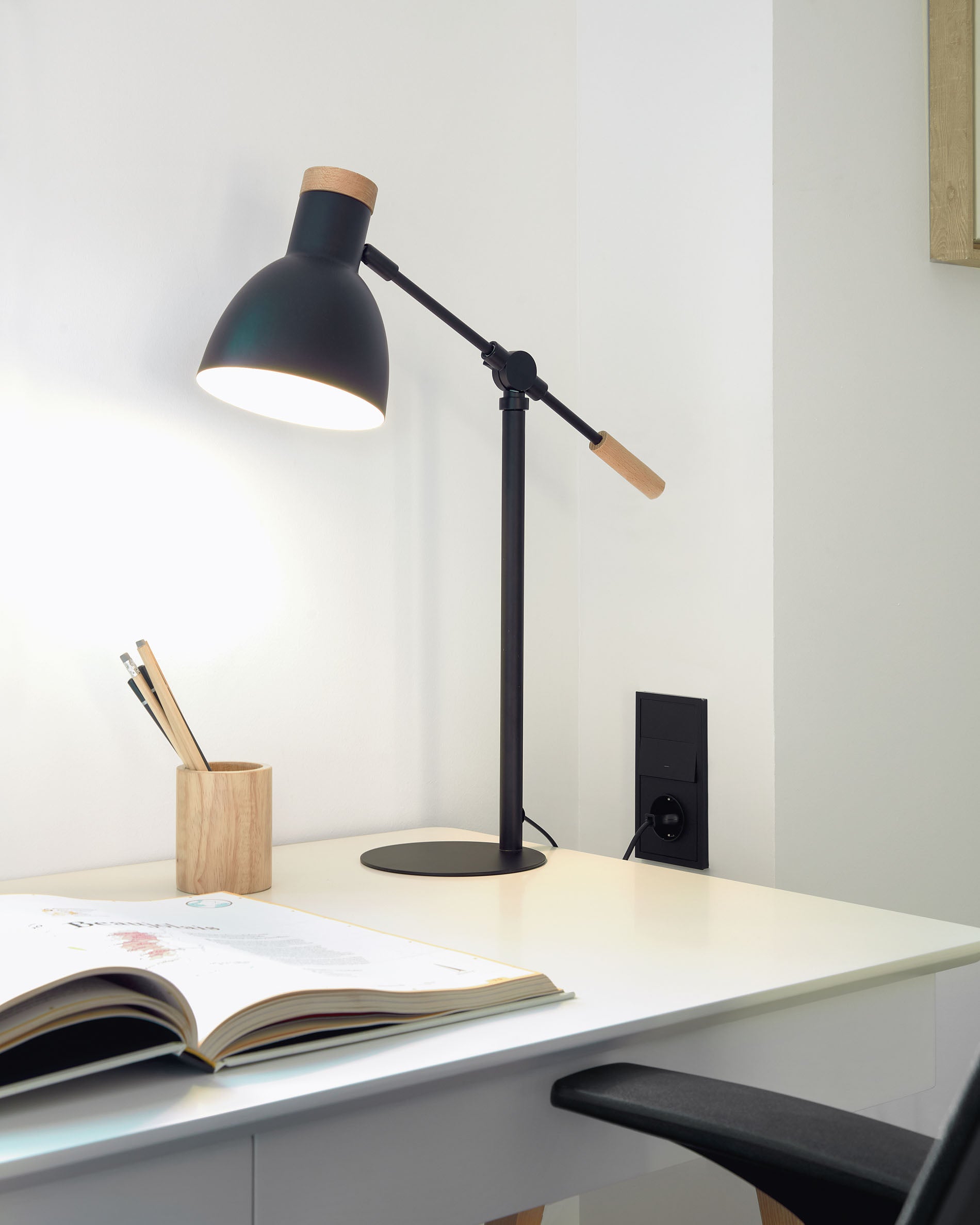 Tescarle table lamp in beech wood and steel with black finish - Lifestyle