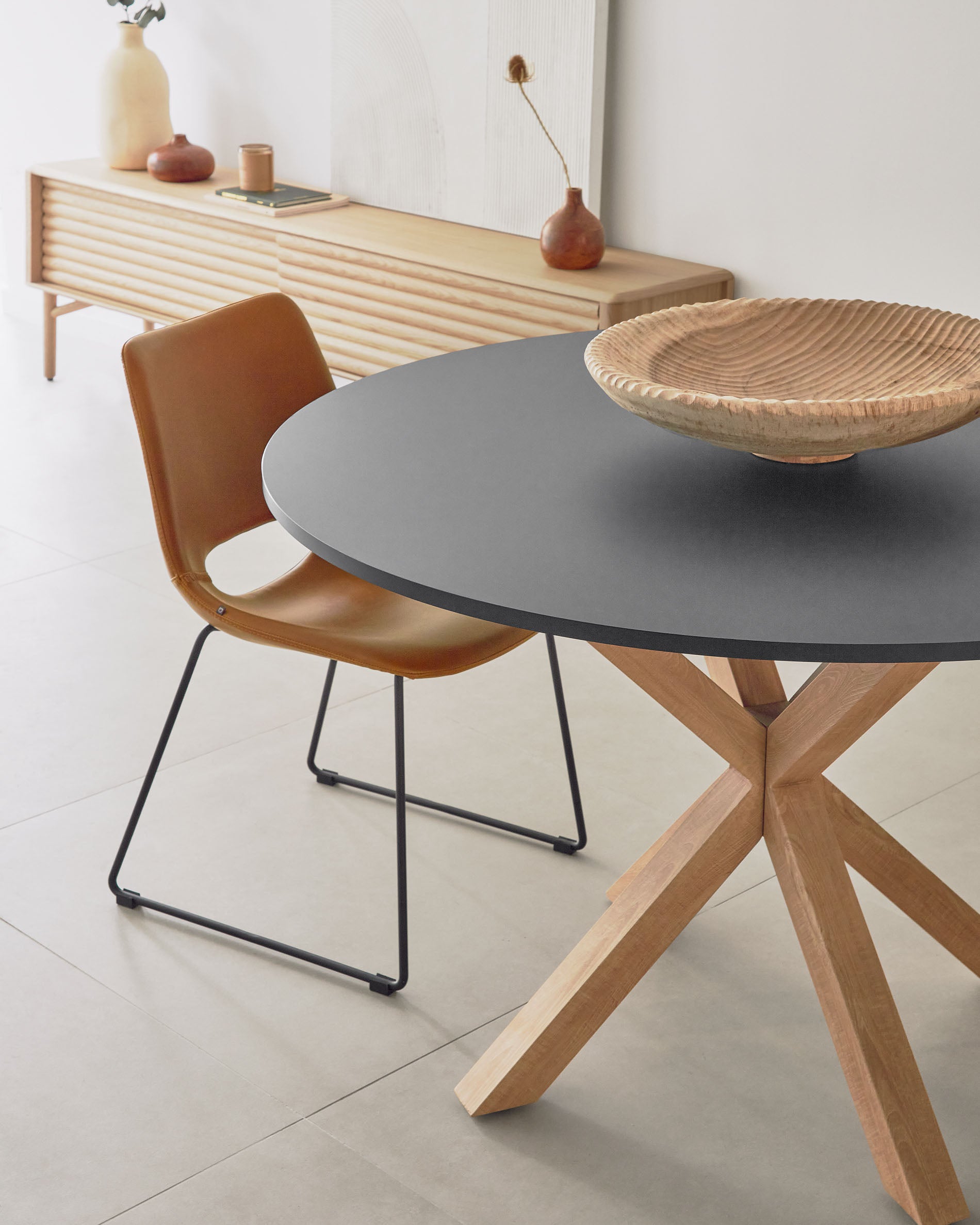 Argo black lacquered MDF round table wood effect steel legs Ø 120 cm - Lifestyle