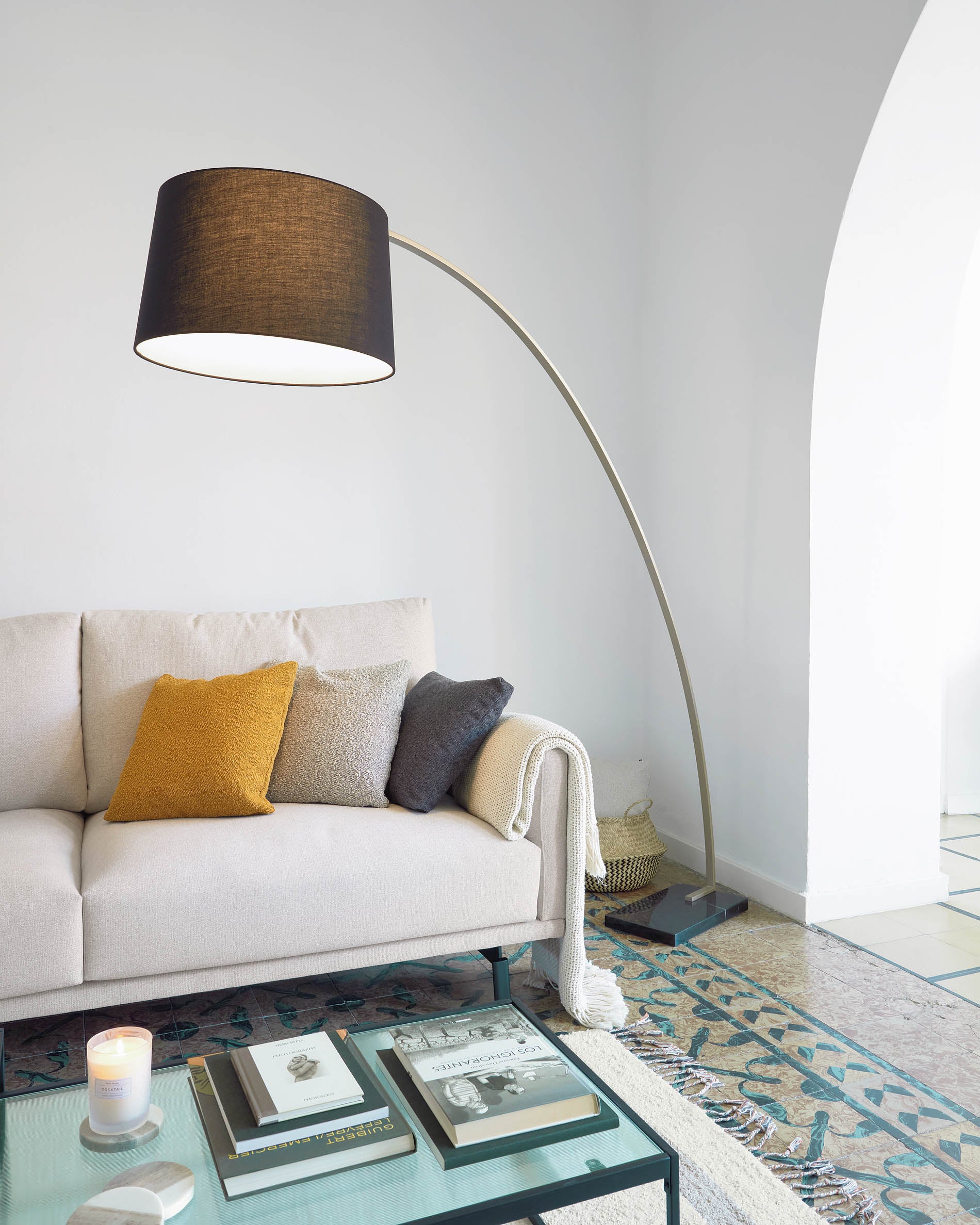 Juhe floor lamp with gold-coloured metal and black marble - Lifestyle