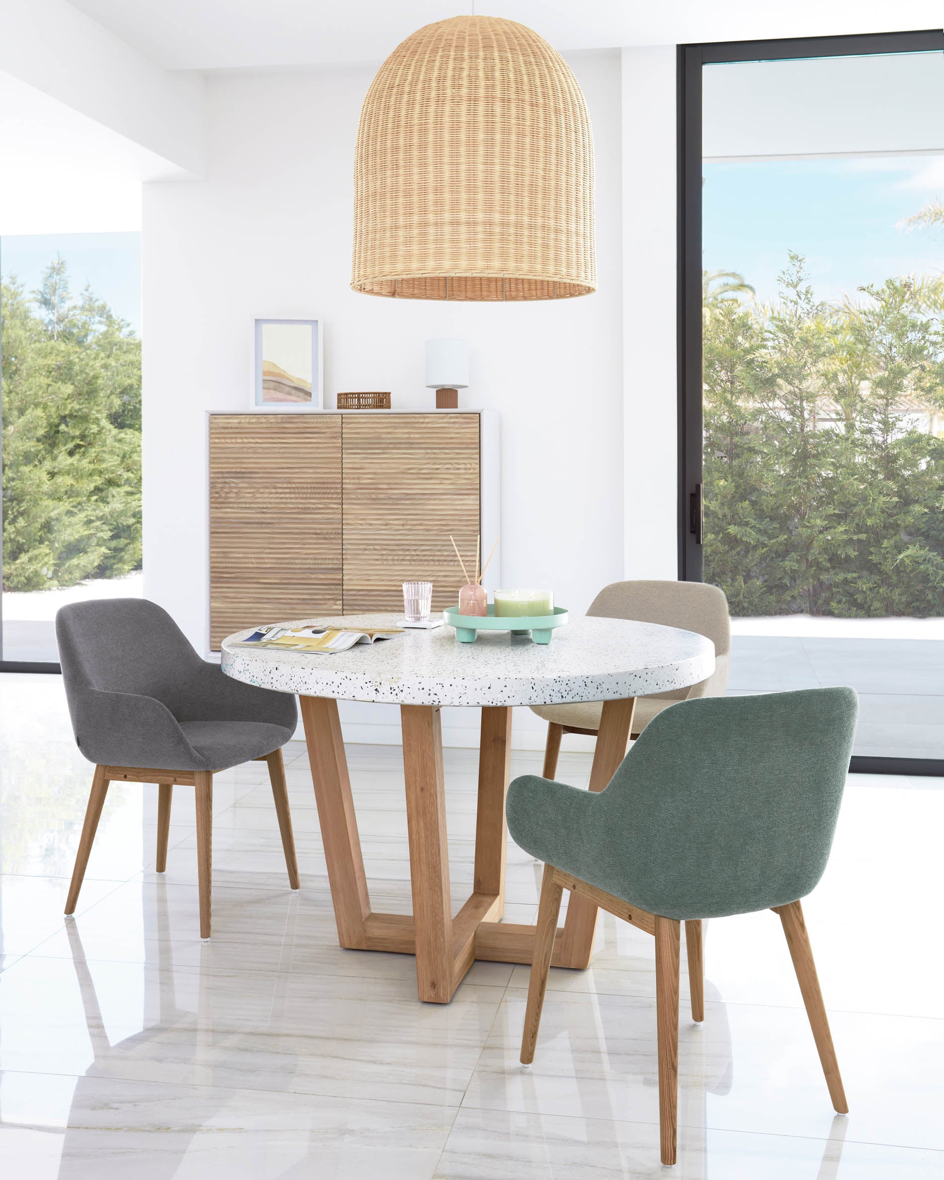 Konna chair in green with solid ash wood legs in a dark finish FR - Lifestyle