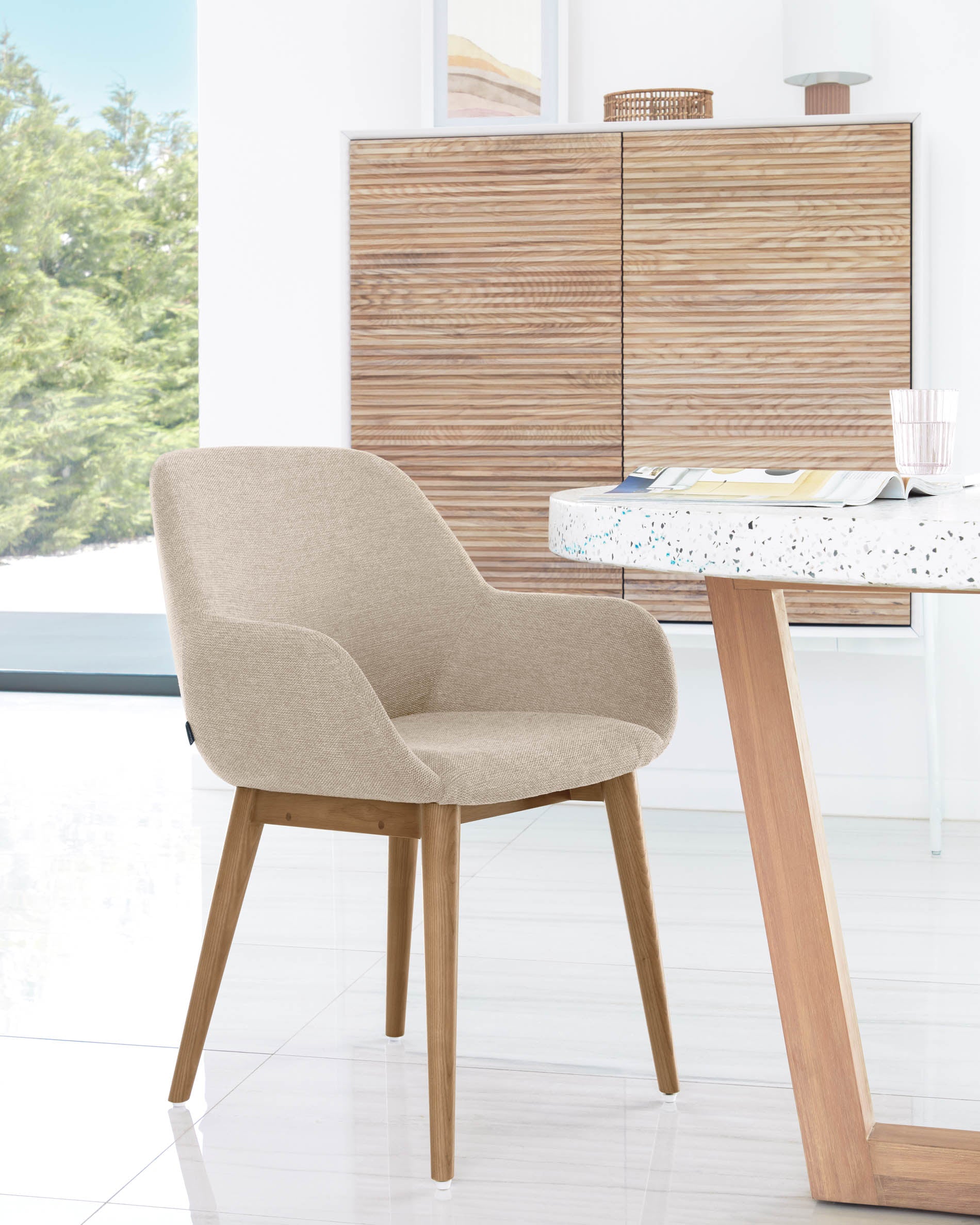 Konna chair in beige with solid ash wood legs in a dark finish FR - Lifestyle