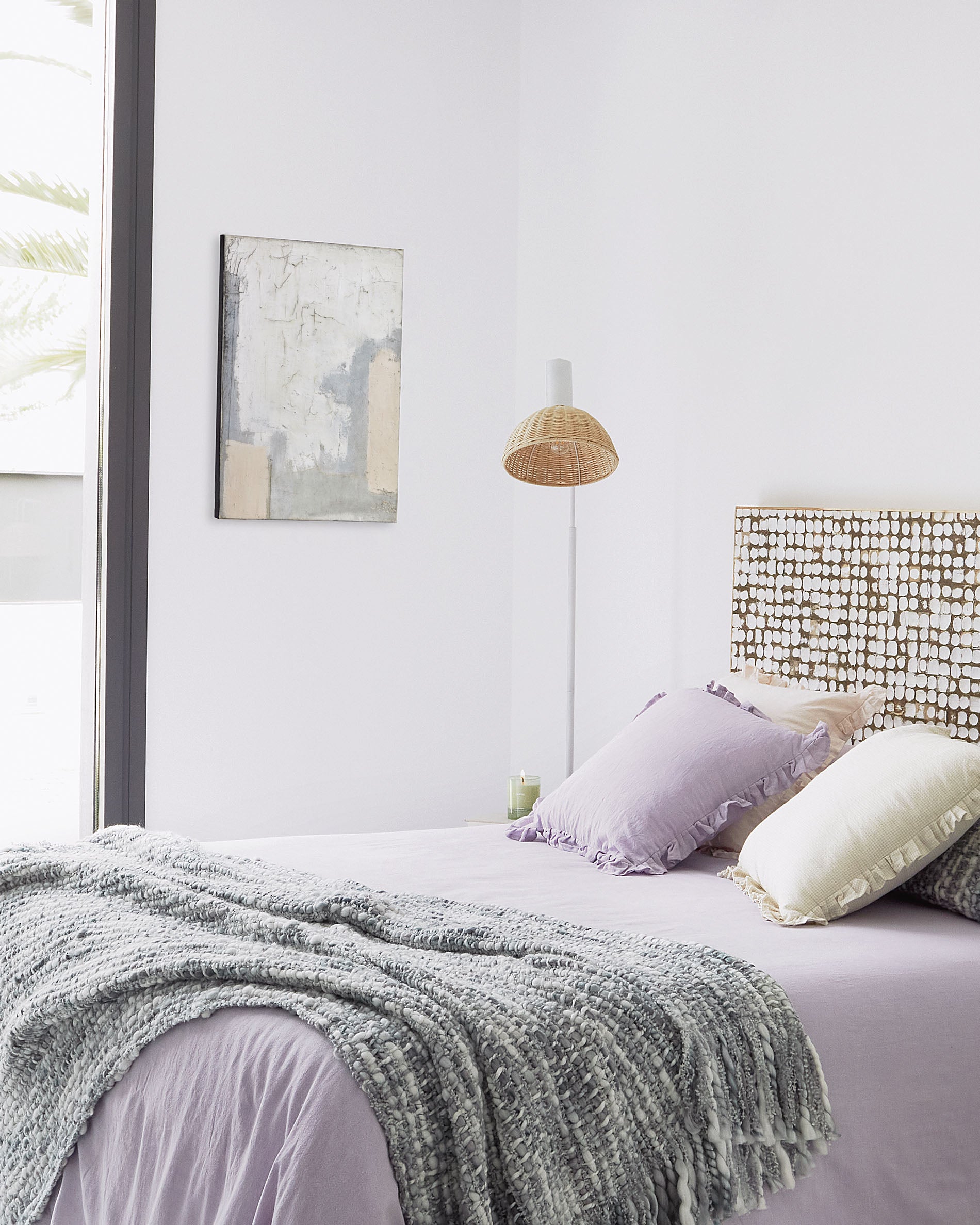 Damila floor lamp in metal with white finish and rattan with natural finish - Lifestyle