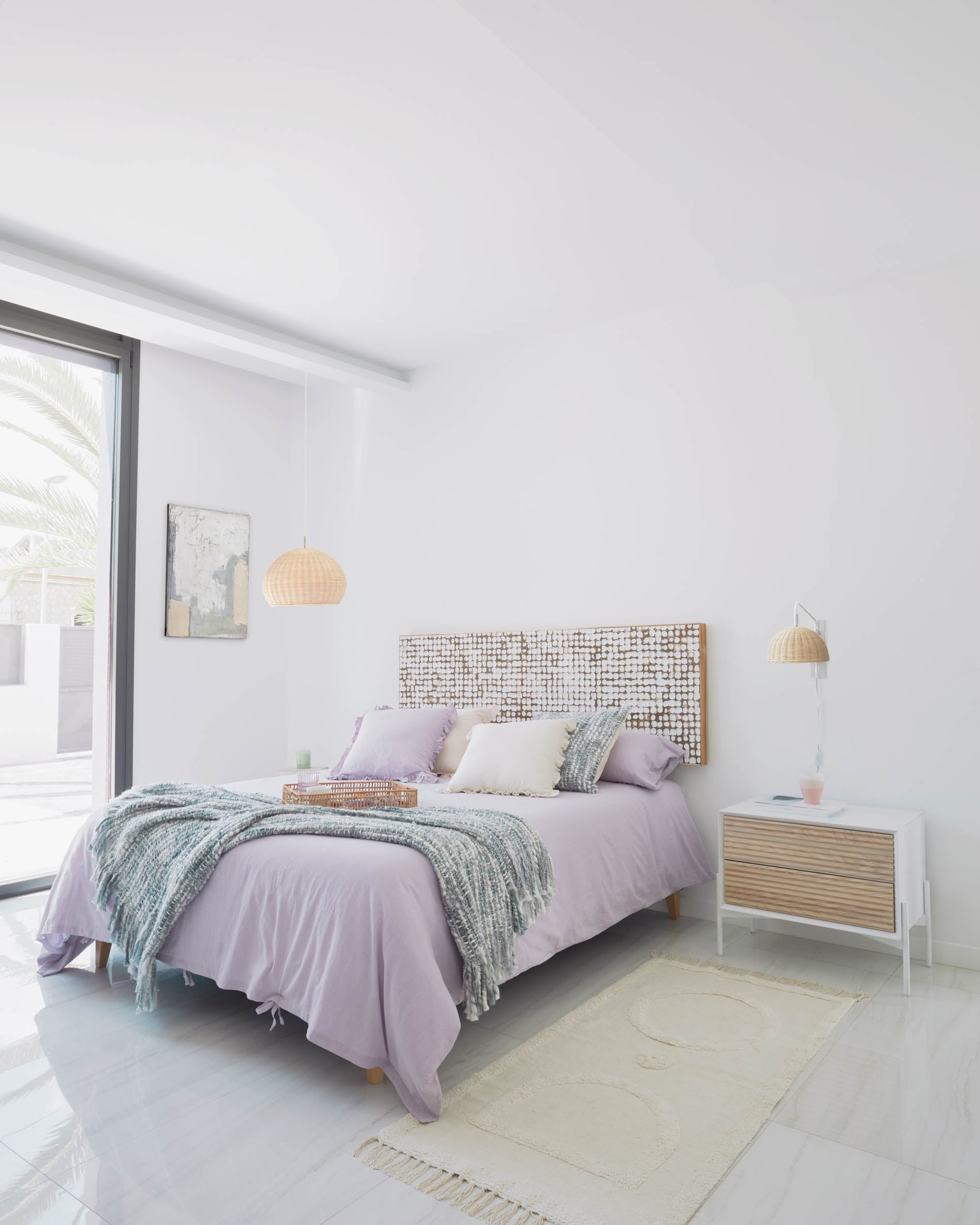 Damila wall light in metal with white finish and rattan with natural finish - Lifestyle
