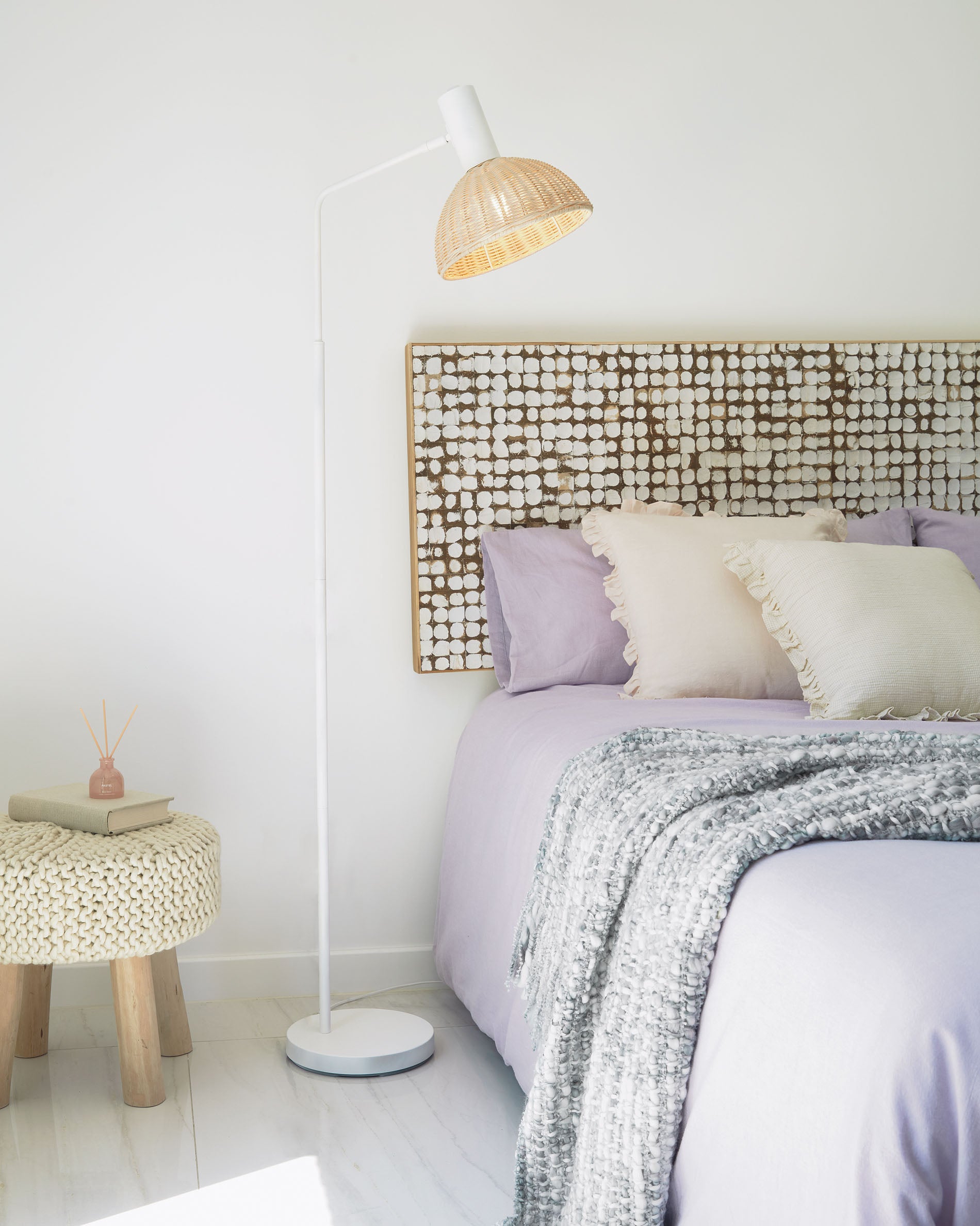 Damila floor lamp in metal with white finish and rattan with natural finish - Lifestyle