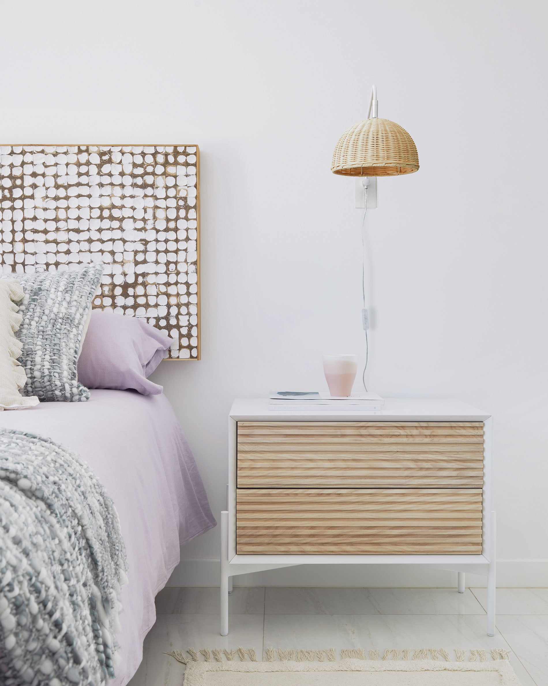 Damila wall light in metal with white finish and rattan with natural finish - Lifestyle