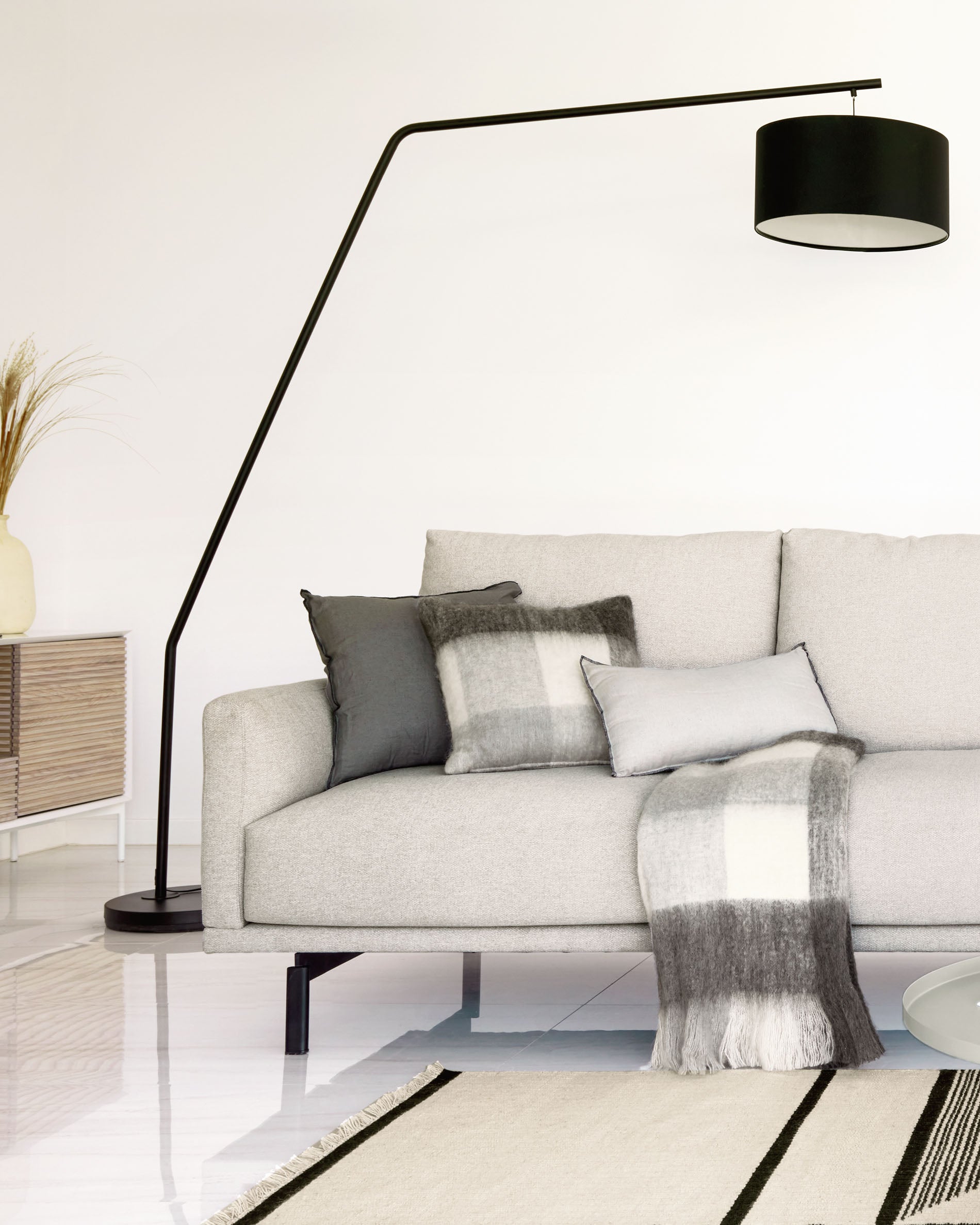 Ciana floor lamp in black finished metal with a cotton lampshade - Lifestyle