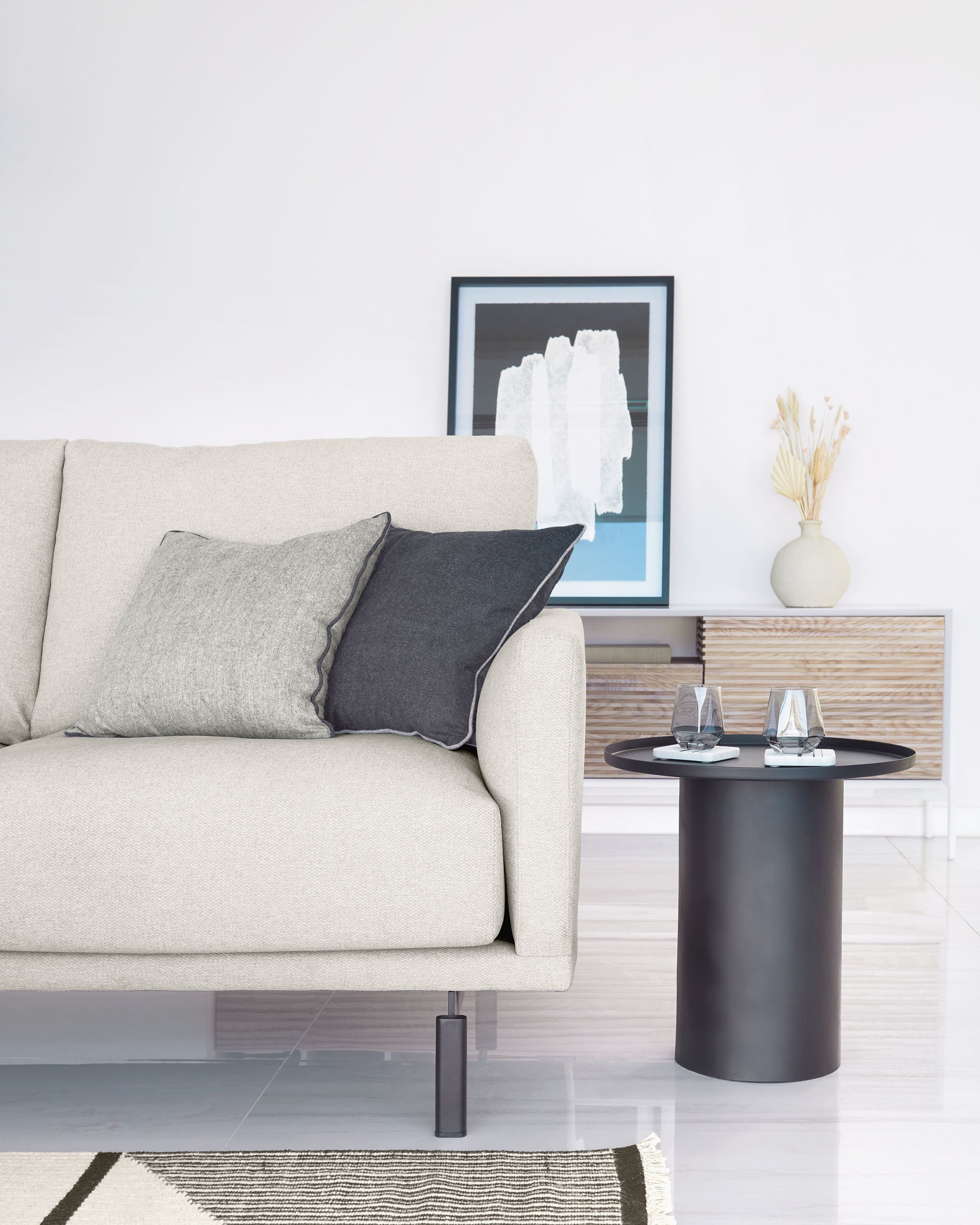 Fleksa round side table in black metal Ø 45 cm - Lifestyle