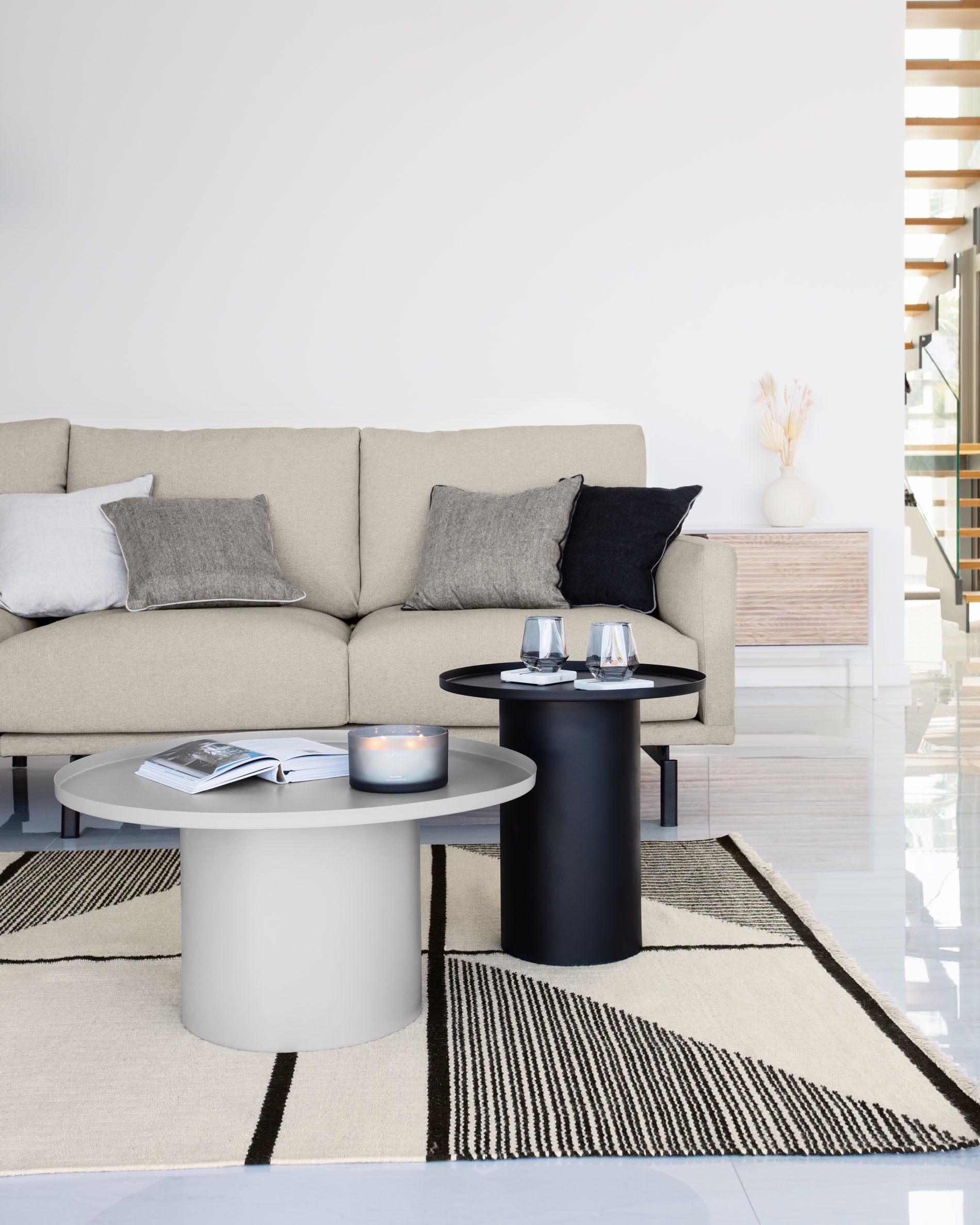 Fleksa round side table in black metal Ø 45 cm - Lifestyle