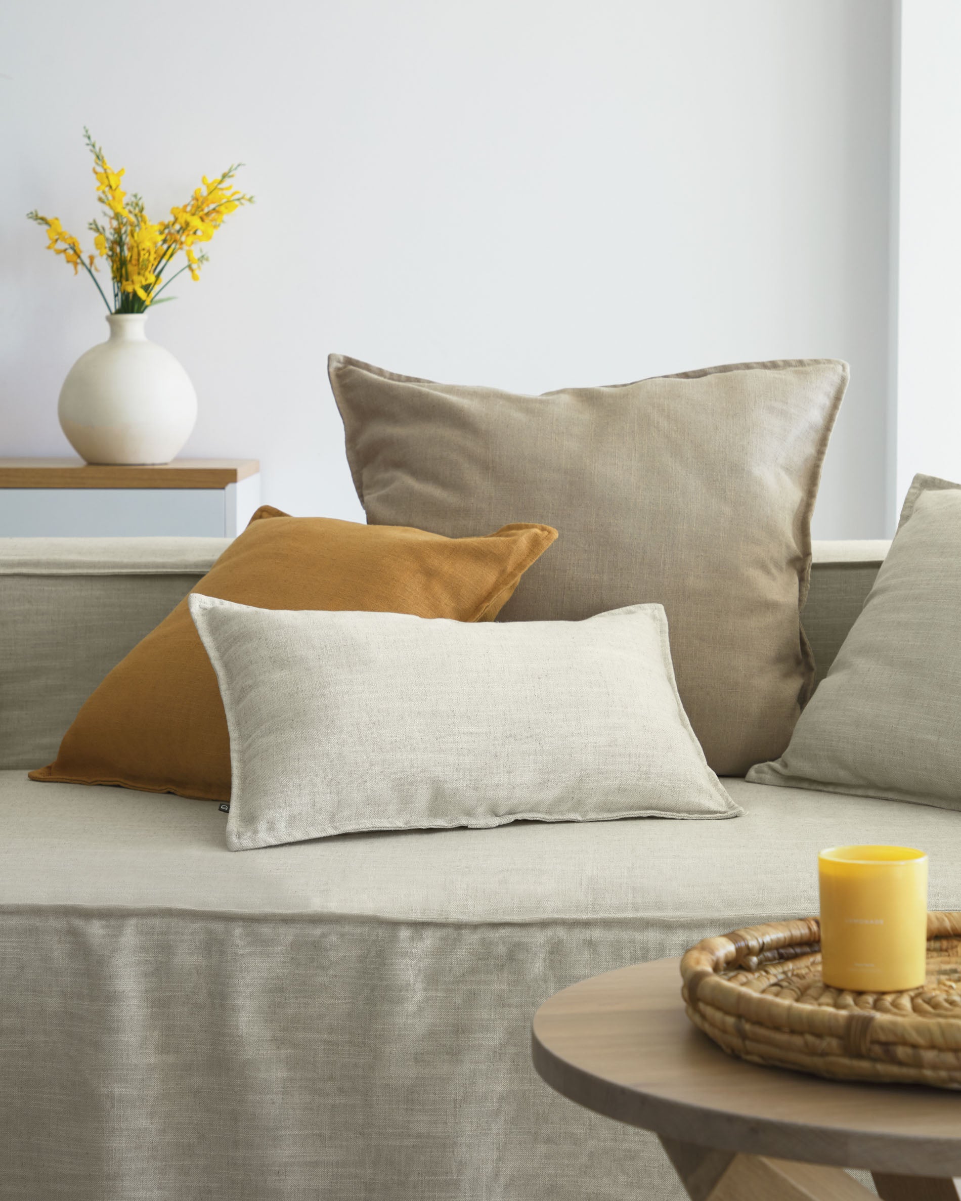 Blok cushion cover in beige linen, 60 x 60 cm - Lifestyle