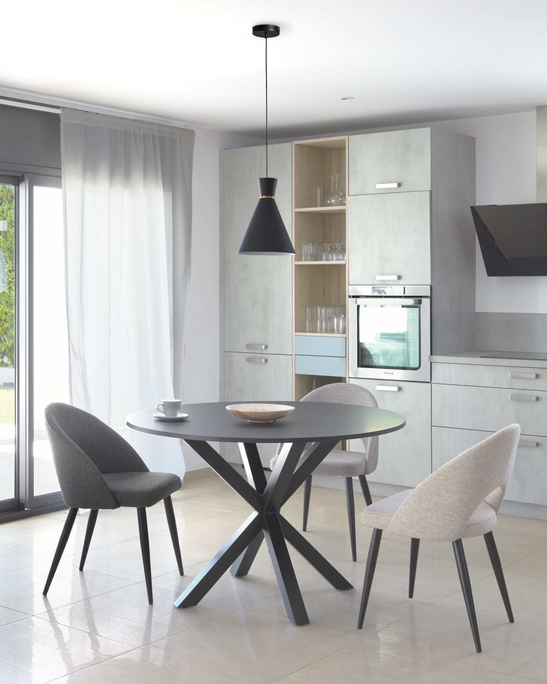 Argo round table in black lacquered MDF with steel legs with black finish Ø 120 cm - Lifestyle