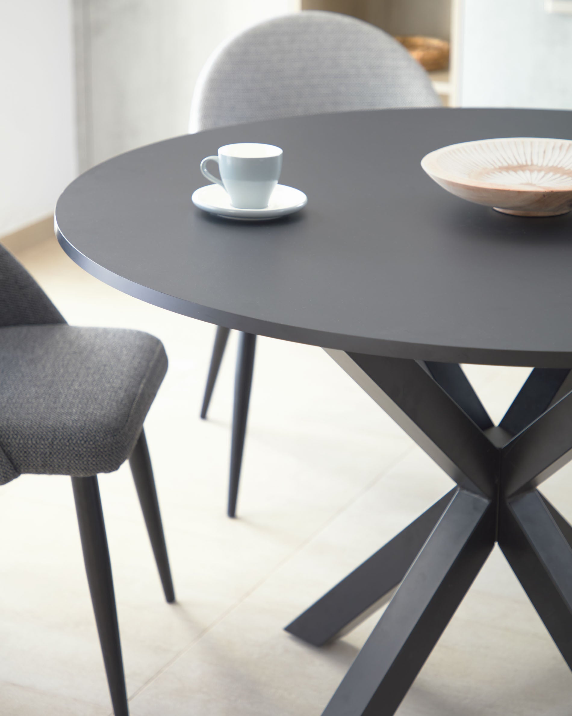 Argo round table in black lacquered MDF with steel legs with black finish Ø 120 cm - Lifestyle