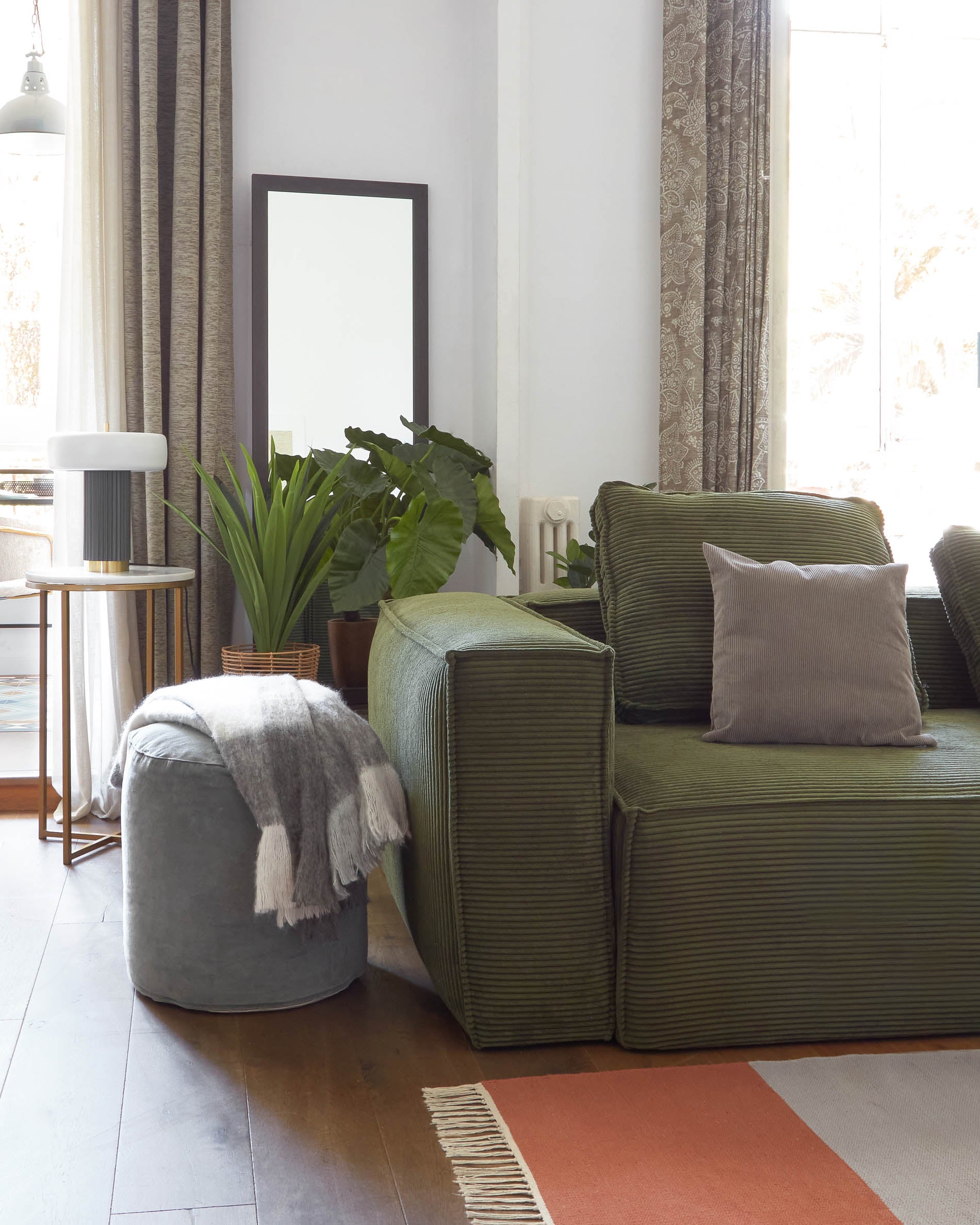 Brunetta round pouffe in dark turquoise velvet Ø 40 cm - Lifestyle