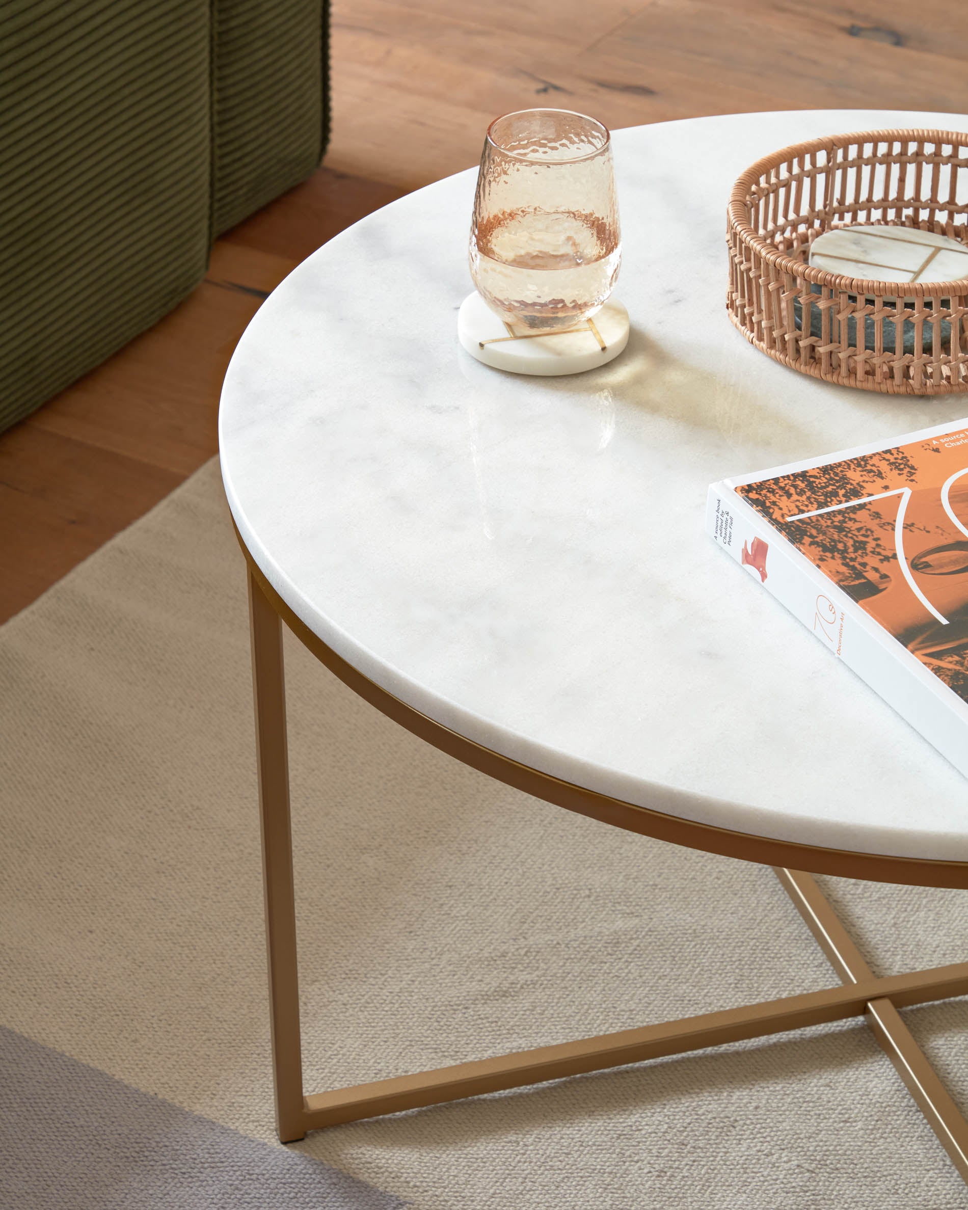 Sheffield coffee table in white marble and golden steel legs Ø 80 cm - Lifestyle