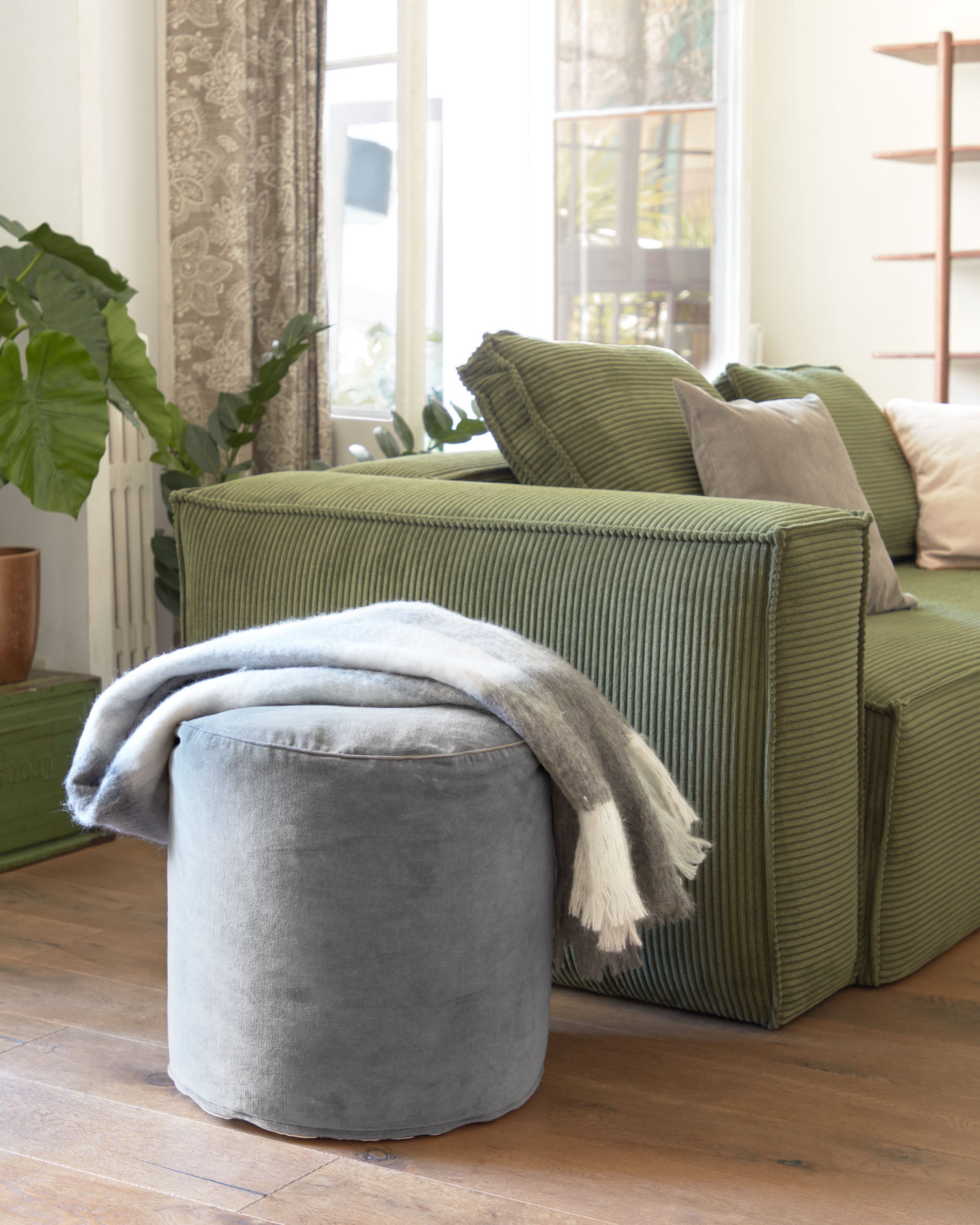 Brunetta round pouffe in dark turquoise velvet Ø 40 cm - Lifestyle