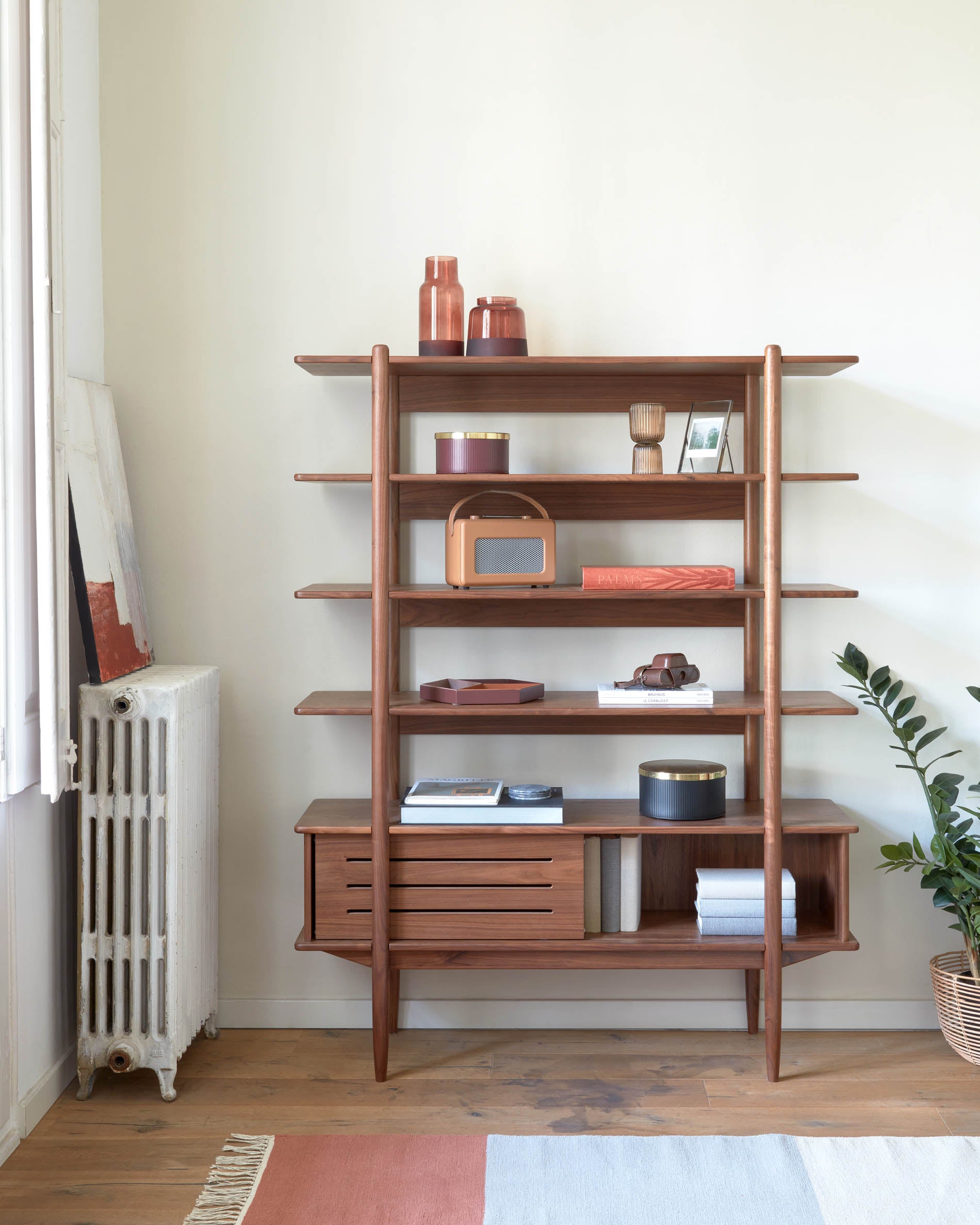Carolin in veneered walnut shelf unit 130 x 169 cm - Lifestyle