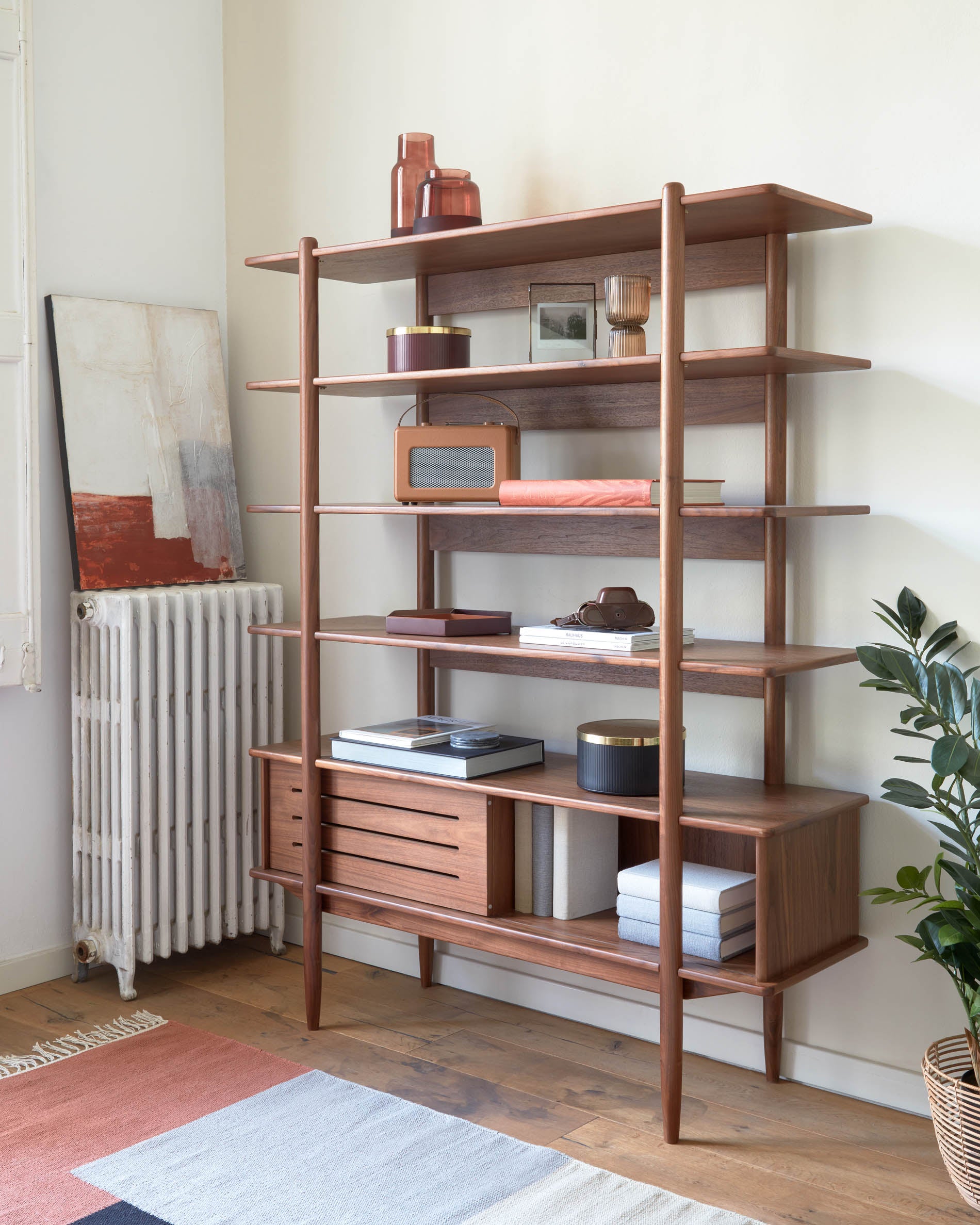 Carolin in veneered walnut shelf unit 130 x 169 cm - Lifestyle