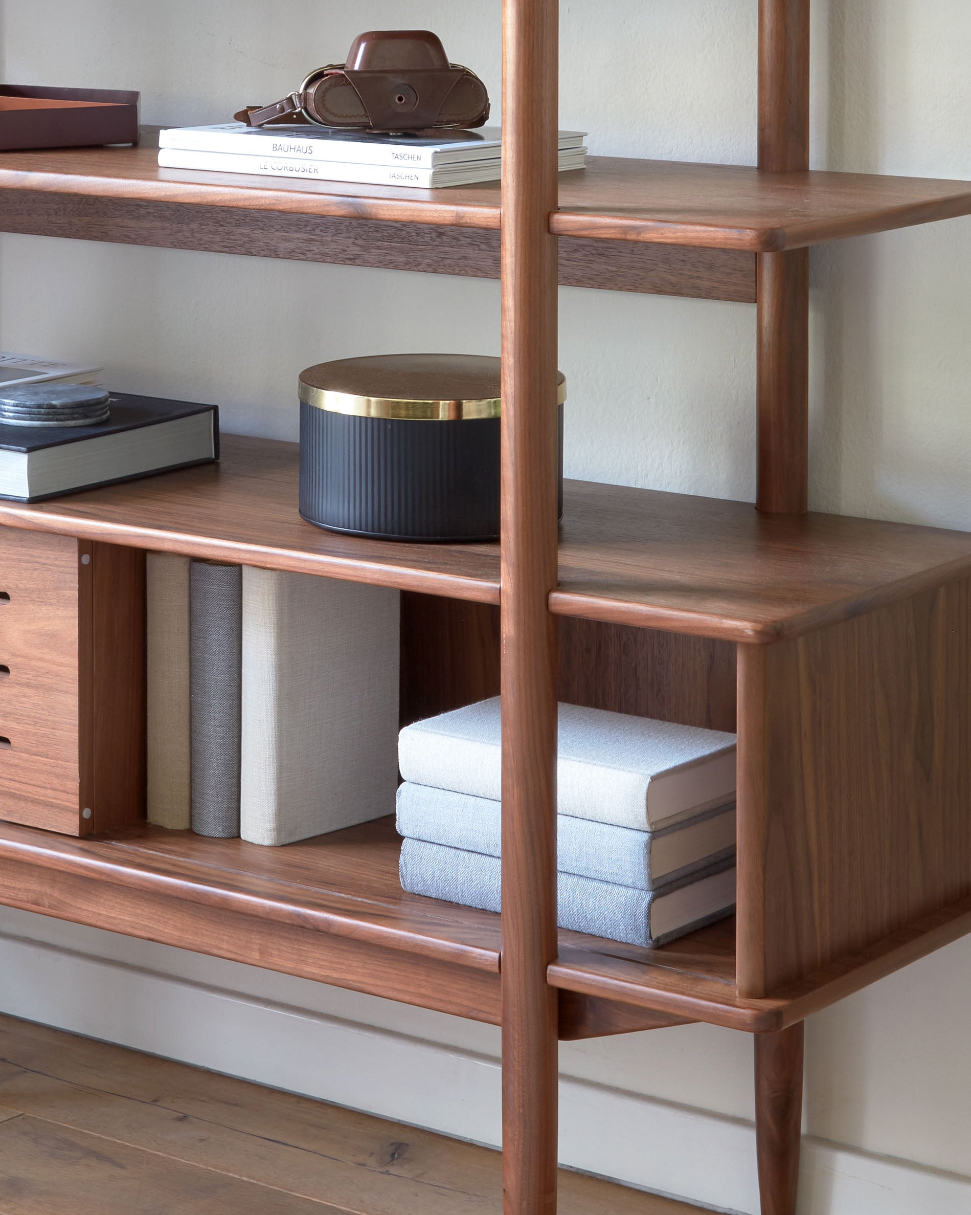 Carolin in veneered walnut shelf unit 130 x 169 cm - Lifestyle