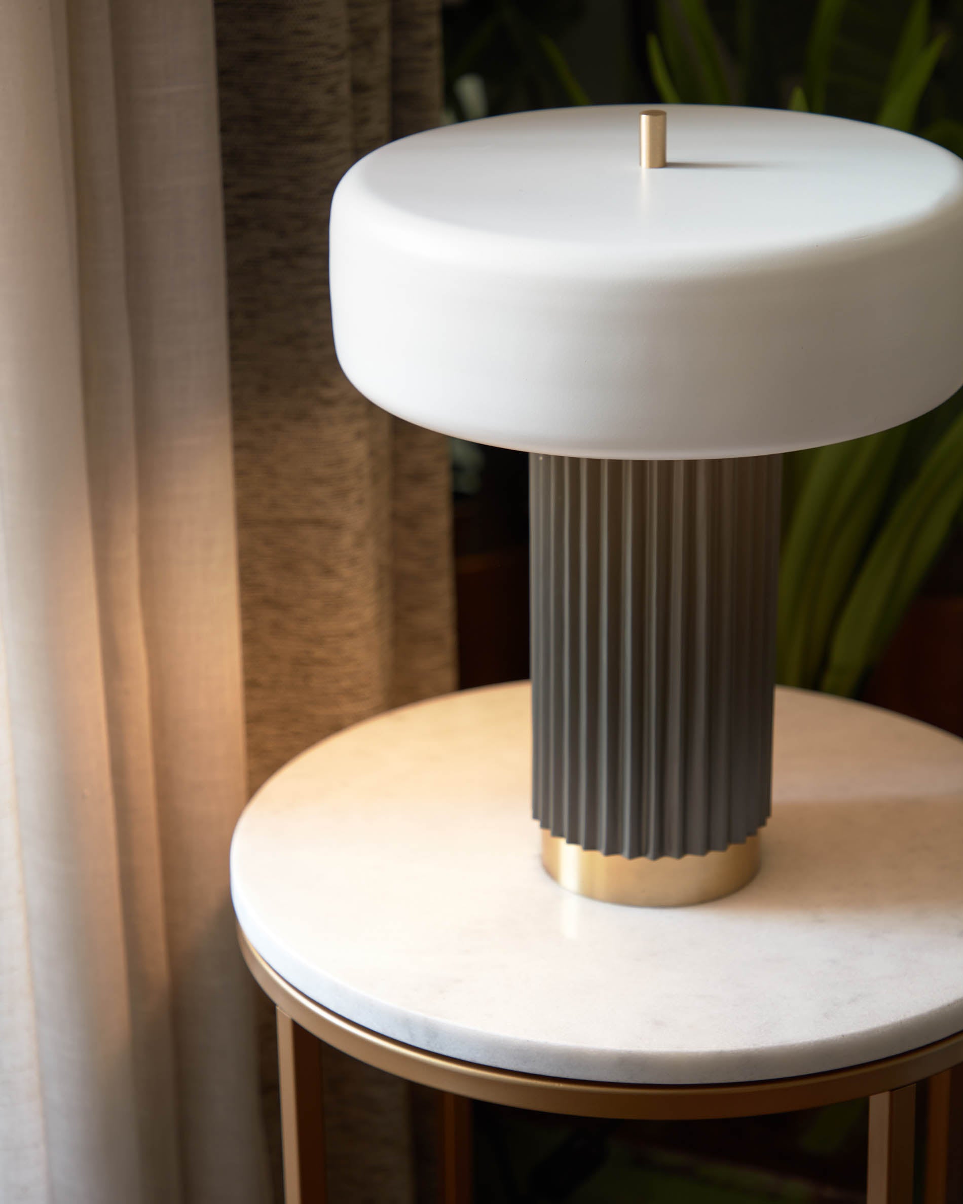 Sheffield side table in white marble and golden steel legs Ø 43 cm - Lifestyle