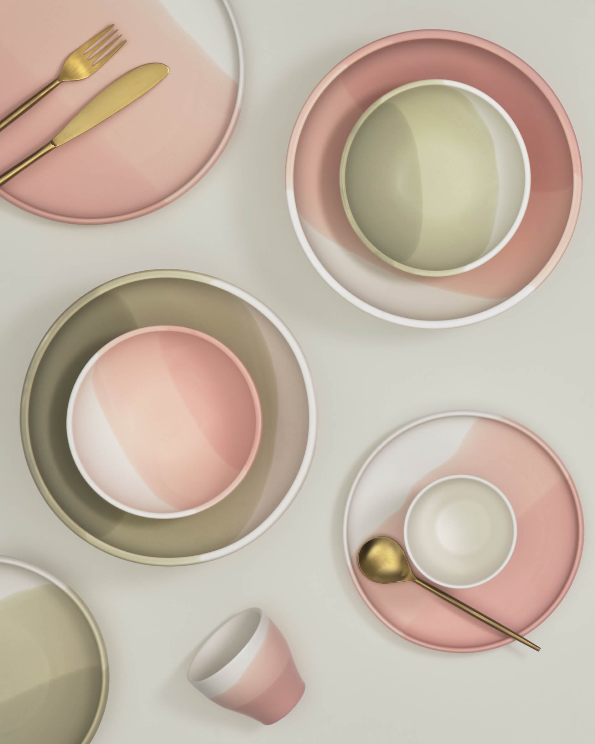 Sayuri large porcelain bowl in pink and white - Lifestyle