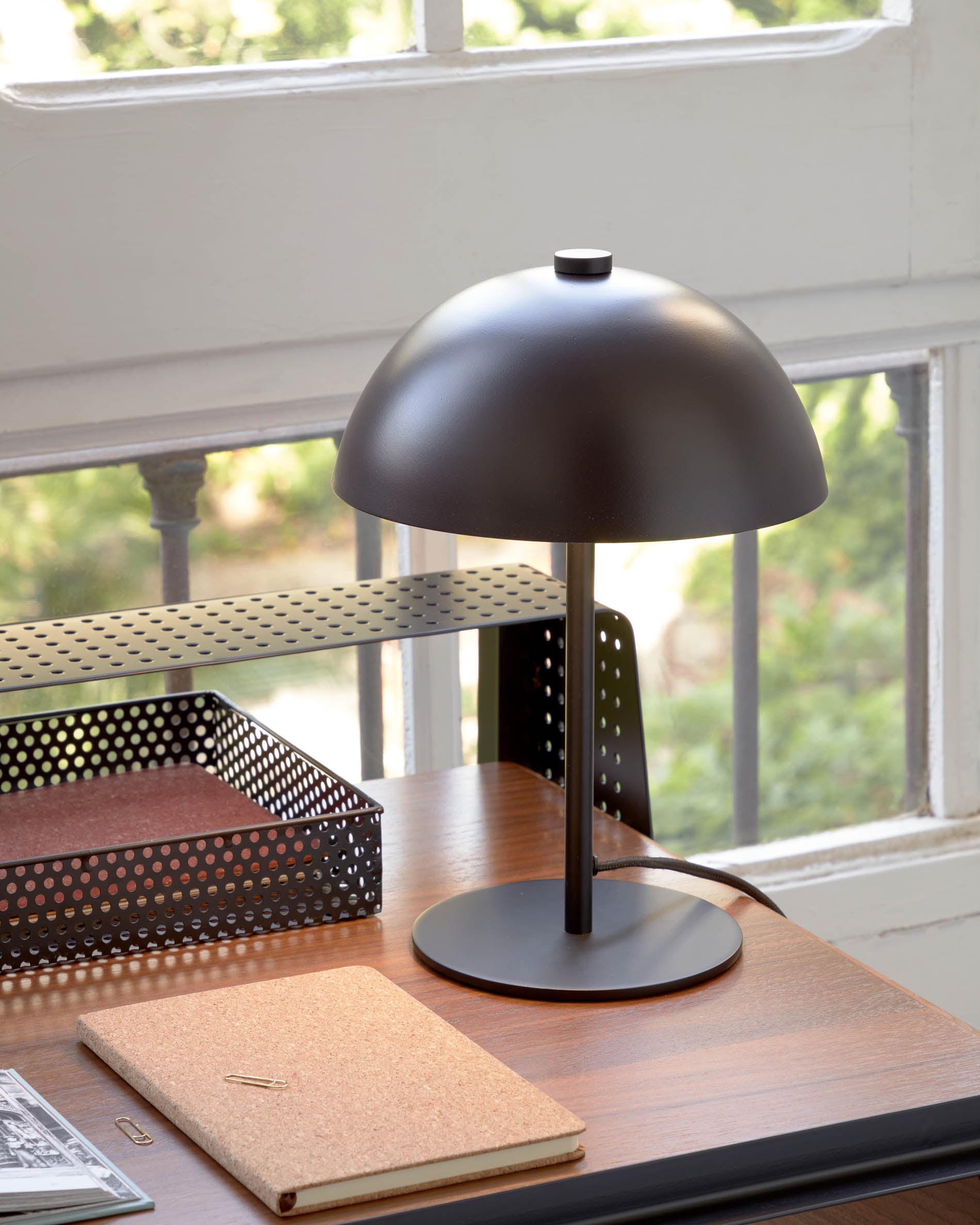 Aleyla table lamp in metal with maroon finish - Lifestyle