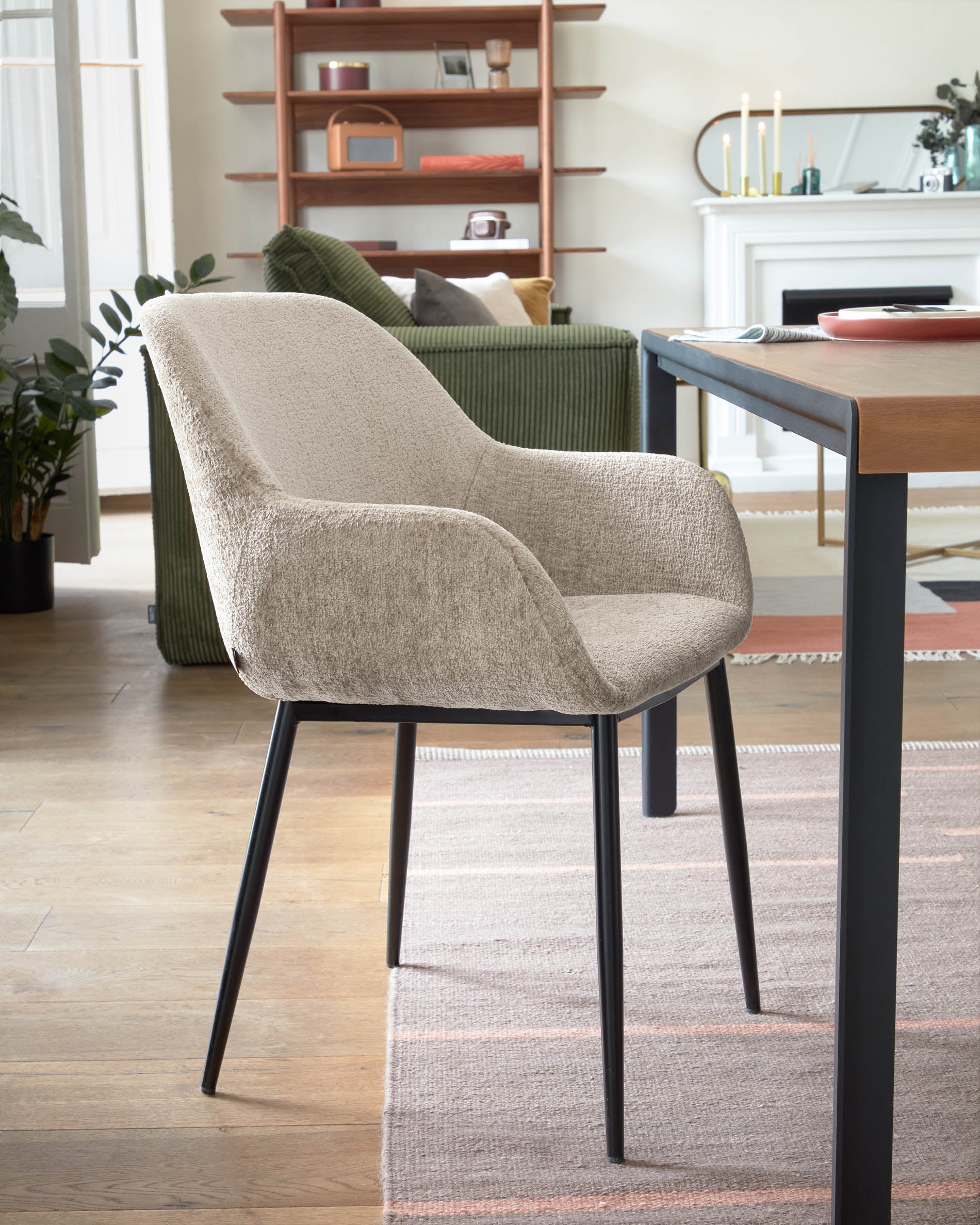 Konna chair in beige chenille with steel legs and painted black finish FR - Lifestyle