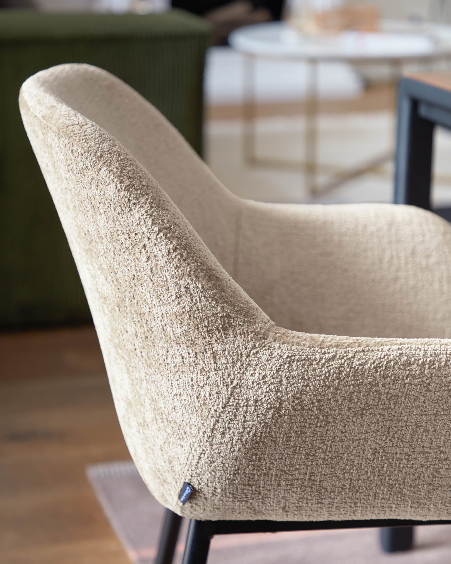 Konna chair in beige chenille with steel legs and painted black finish FR - Lifestyle