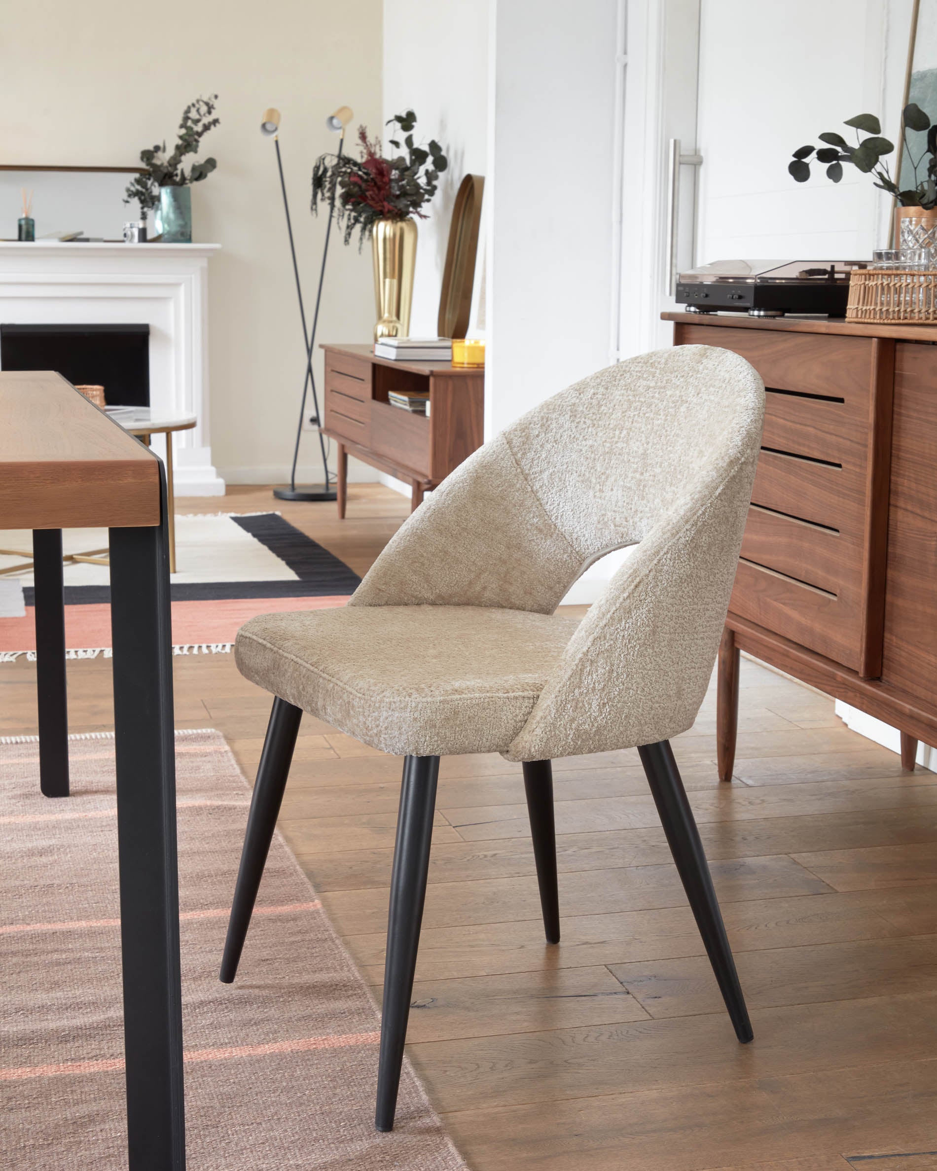 Beige chenille Mael chair with steel legs with black finish FSC 100% - Lifestyle