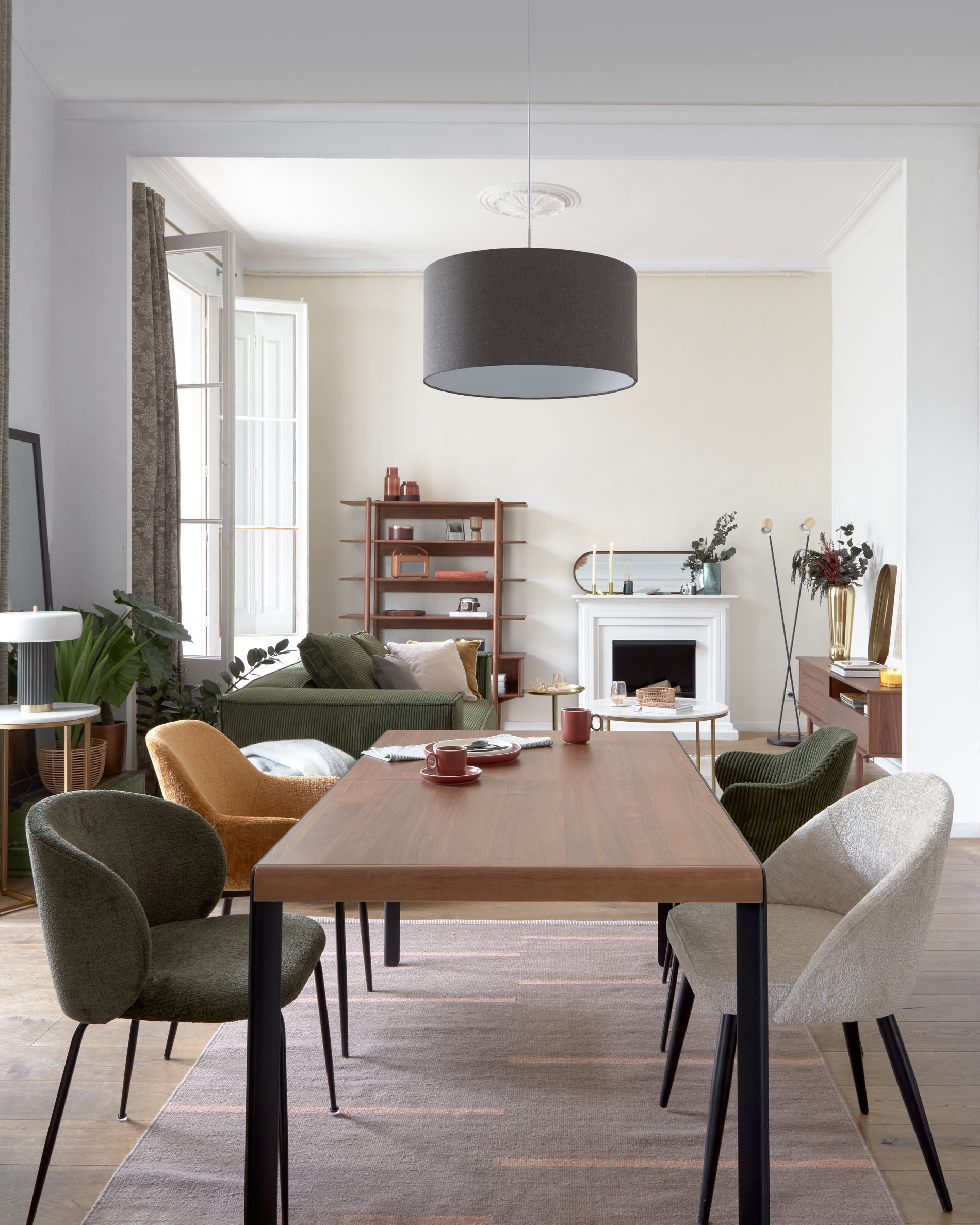 Beige chenille Mael chair with steel legs with black finish FSC 100% - Lifestyle