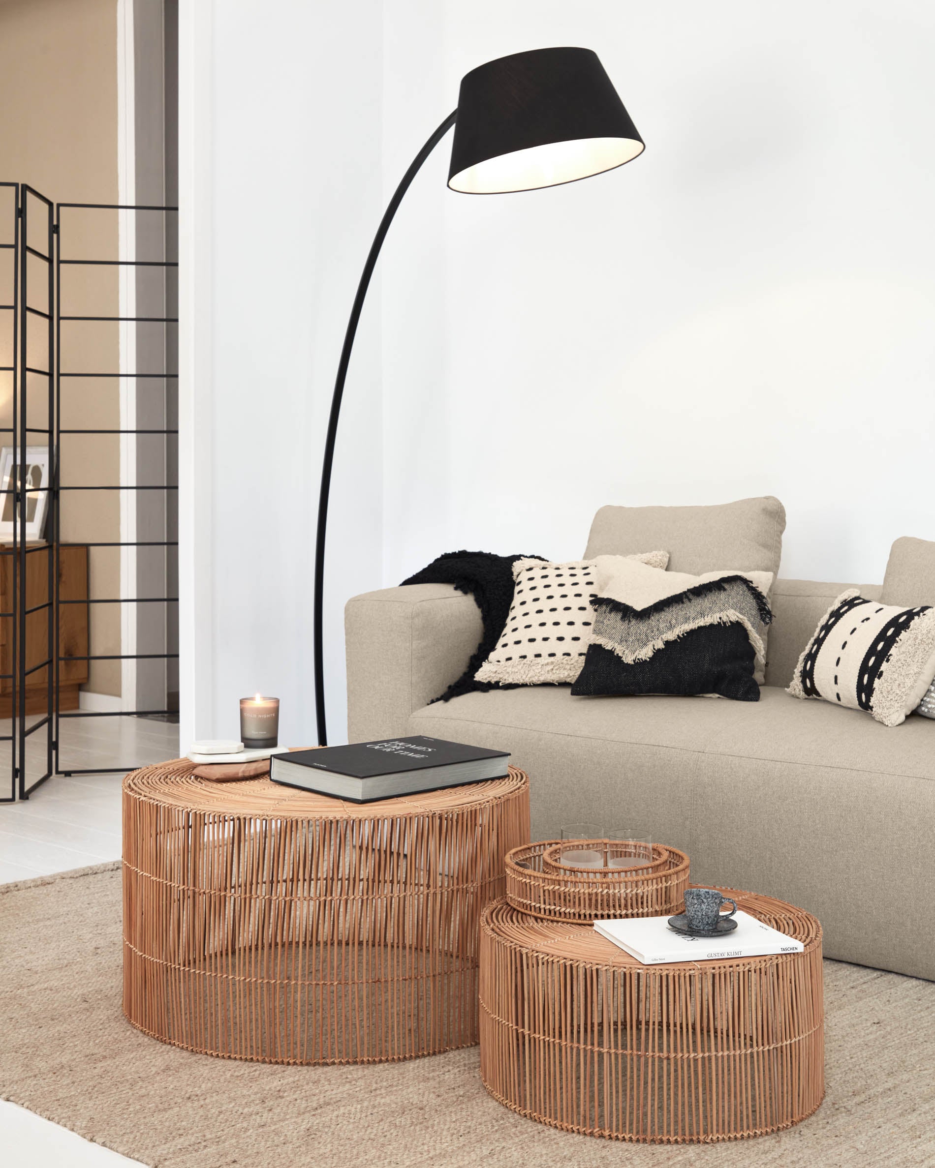 Elmima set of 2 coffee tables in 100% rattan with natural finish Ø 66 cm and Ø 55 cm - Lifestyle