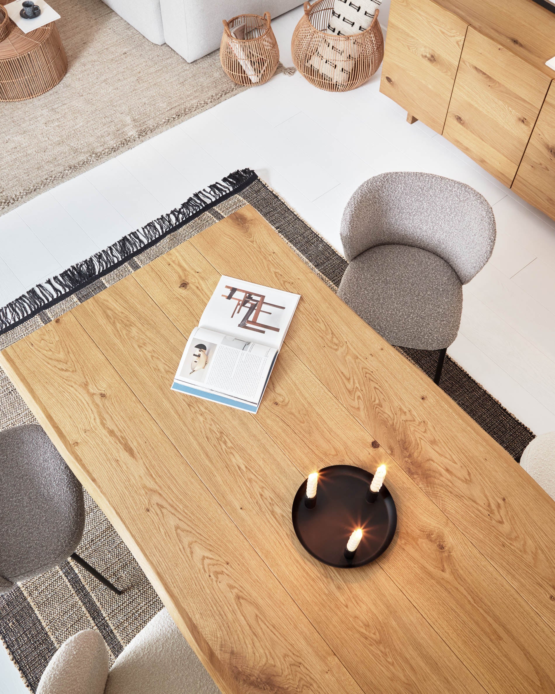 Lotty oak veneer table wit a natural finish and glass legs, 220 x 100 cm - Lifestyle