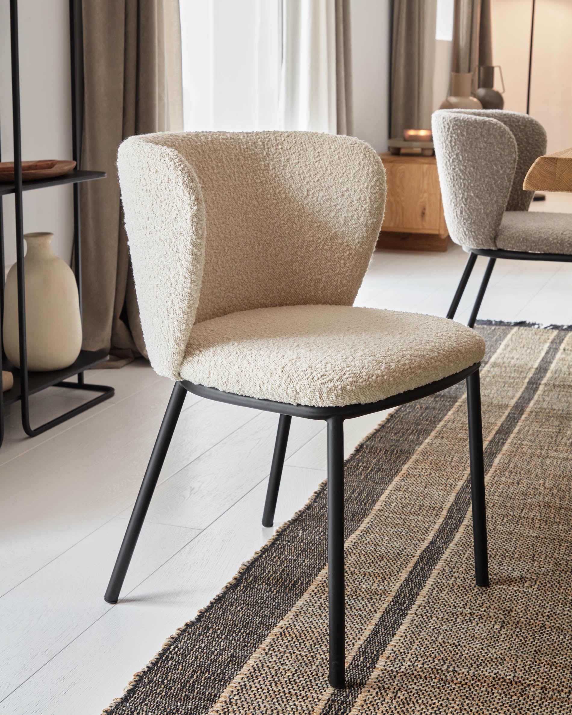 Ciselia chair with white bouclé and black metal FR - Lifestyle