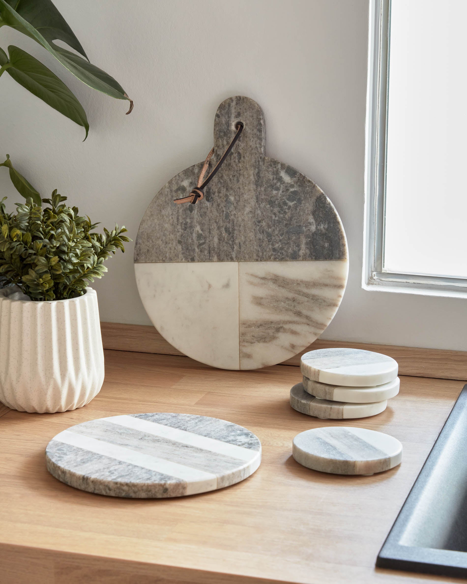 Xamila large round serving board in multicoloured marble - Lifestyle