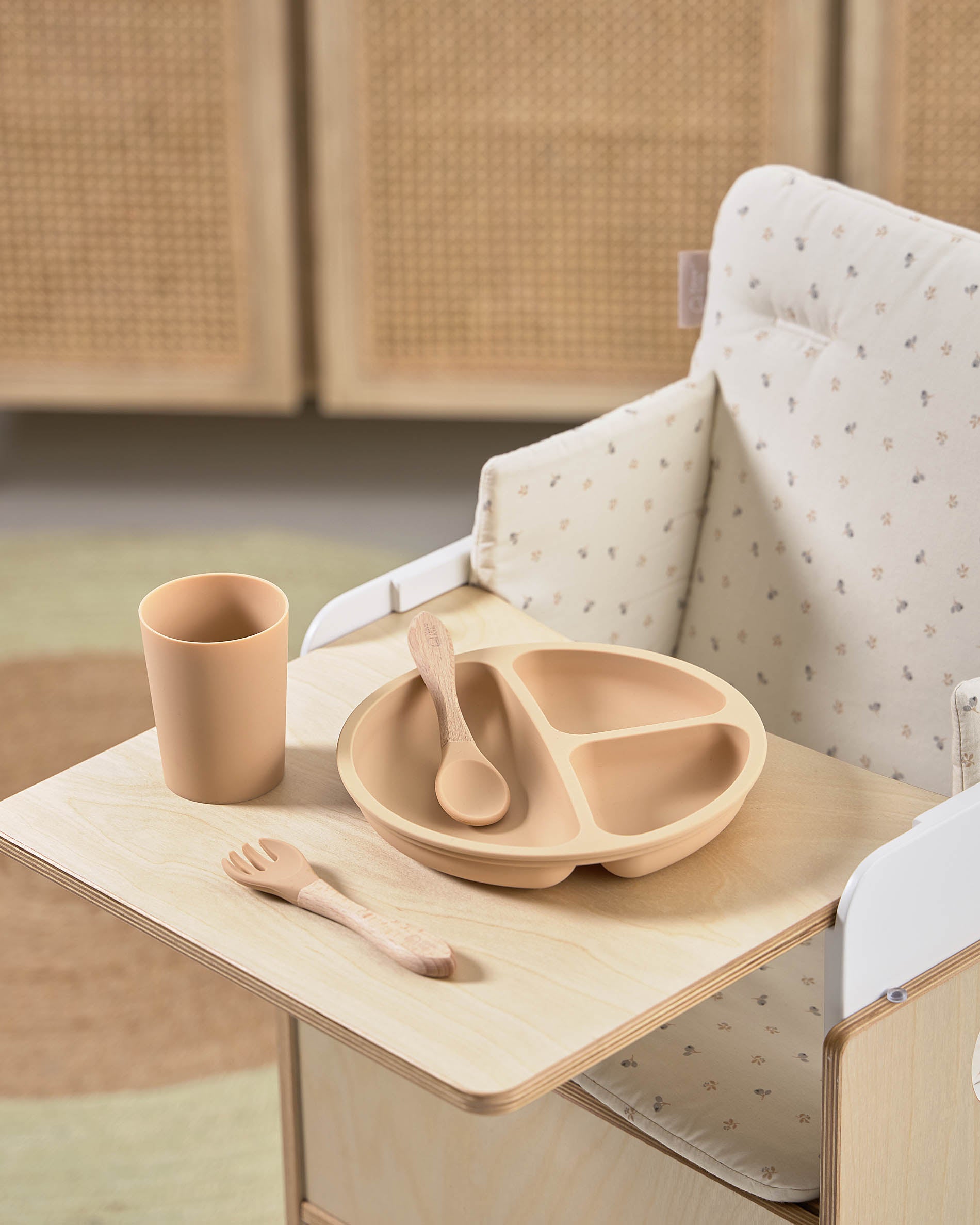 Tray for the Nuun evolutive chair in birch veneer - Lifestyle
