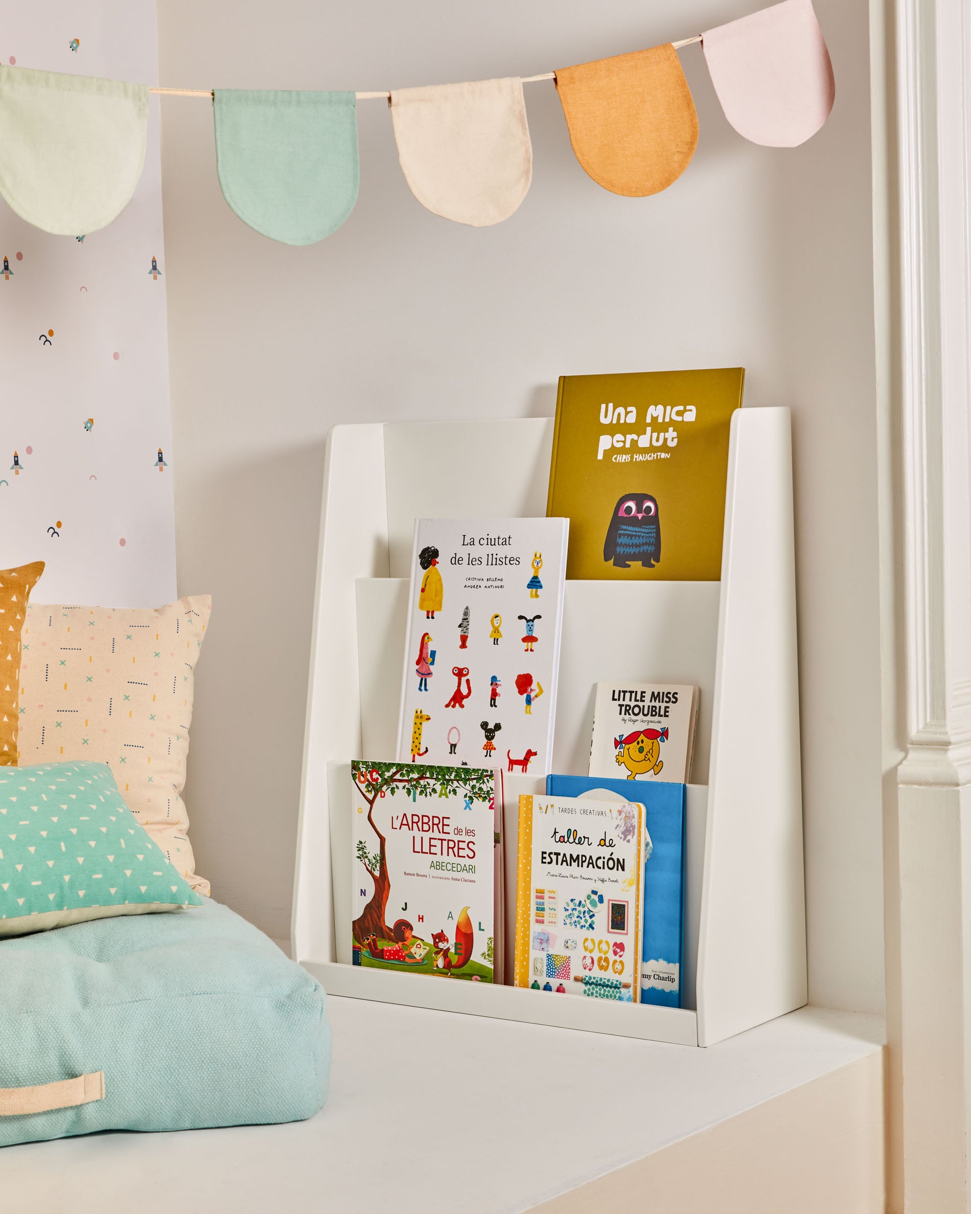 Adiventina bookcase in white MDF 59,5 x 69,5 cm - Lifestyle