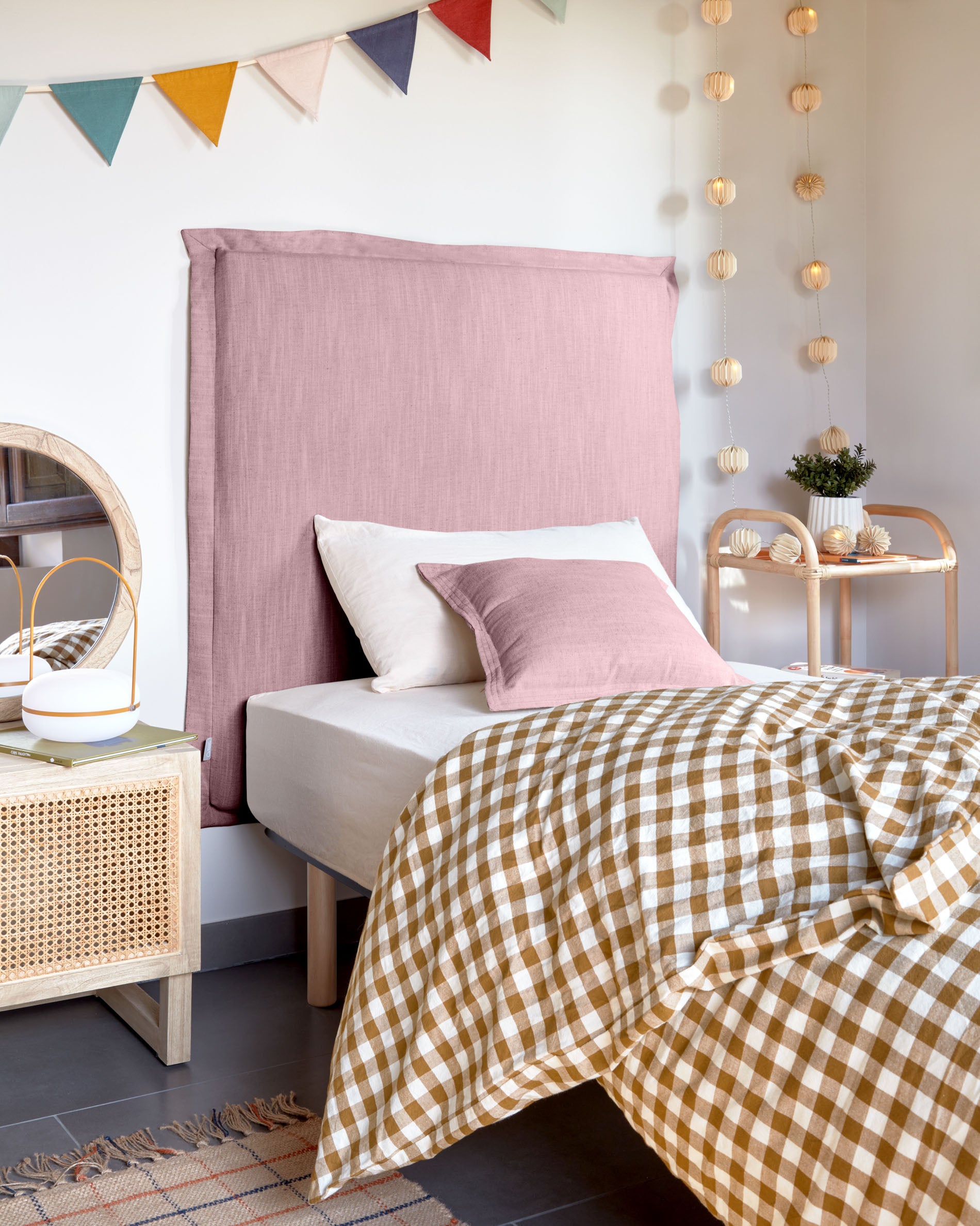 Tanit headboard with pink linen removable cover, for 90 cm beds - Lifestyle
