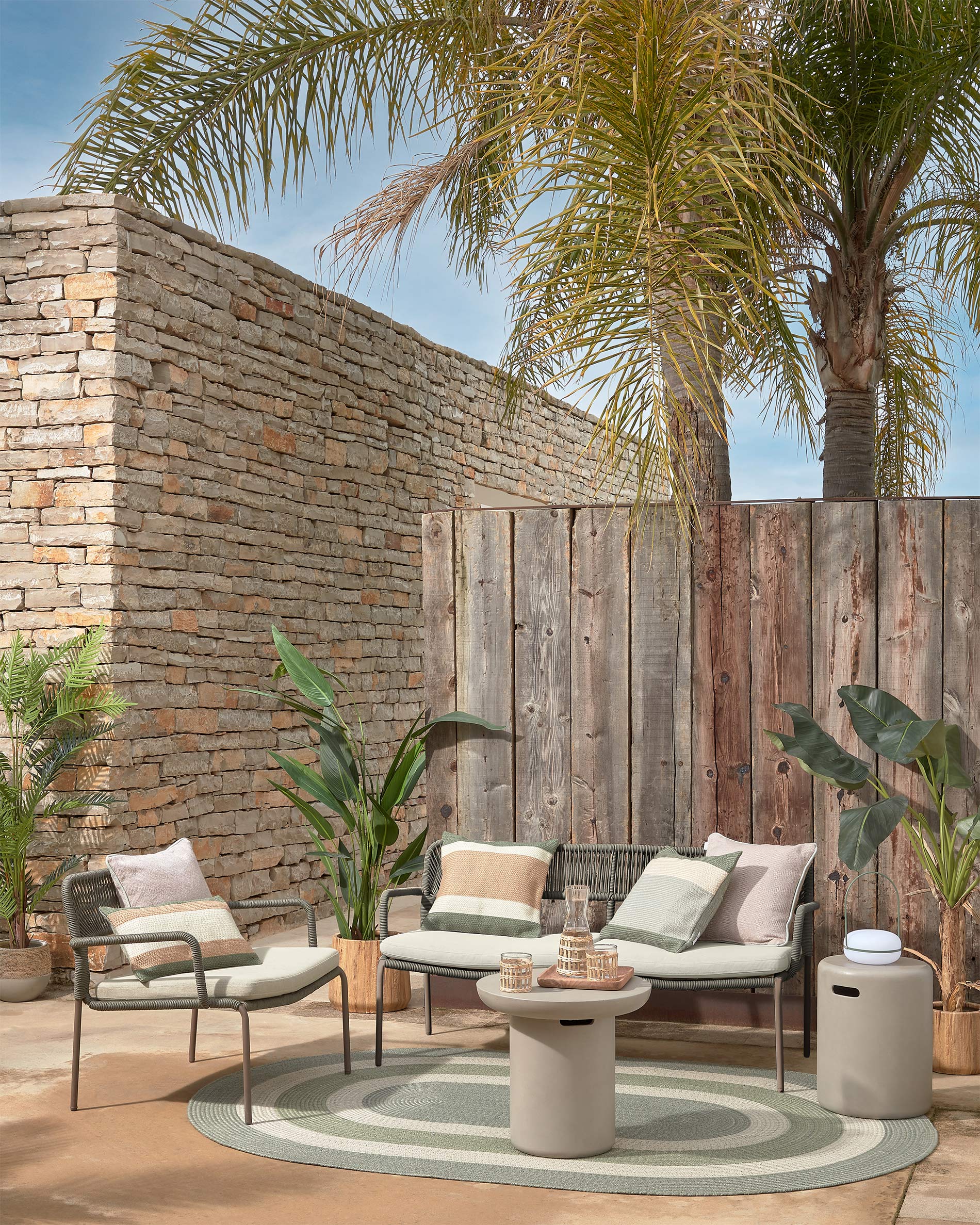 Taimi concrete round outdoor side table Ø 50 cm - Lifestyle