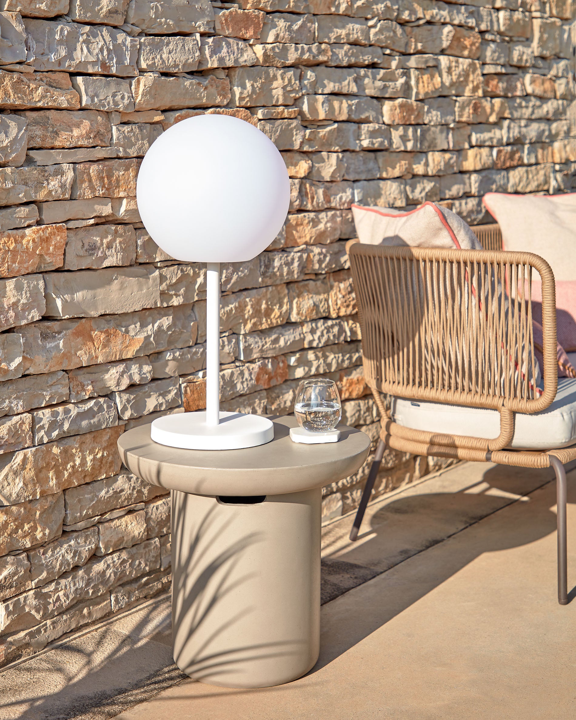 Taimi concrete round outdoor side table Ø 50 cm - Lifestyle