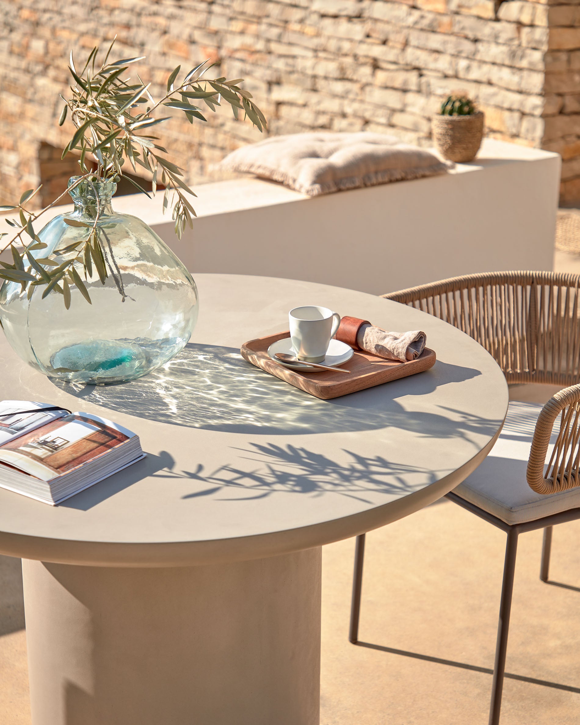 Brenna vase in 100% recycled transparent glass, 33 cm - Lifestyle